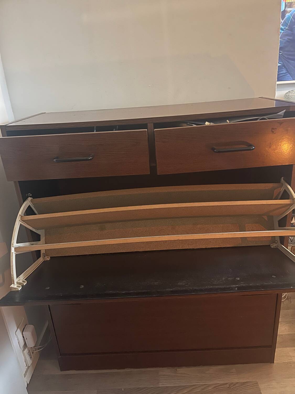 Shoe cabinet
