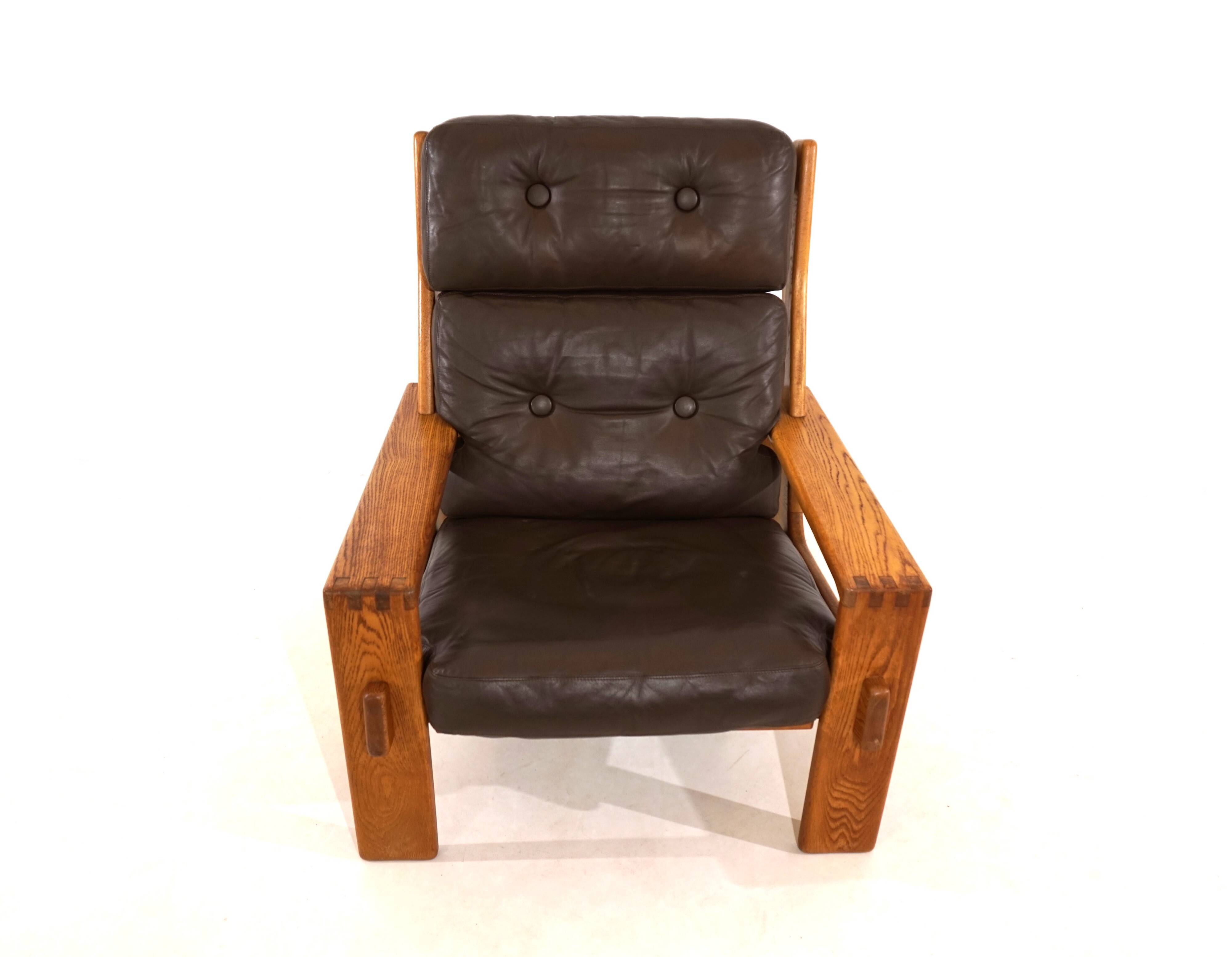 Fauteuil en cuir marron à dossier haut Asko Bonanza par Esko Pajamies