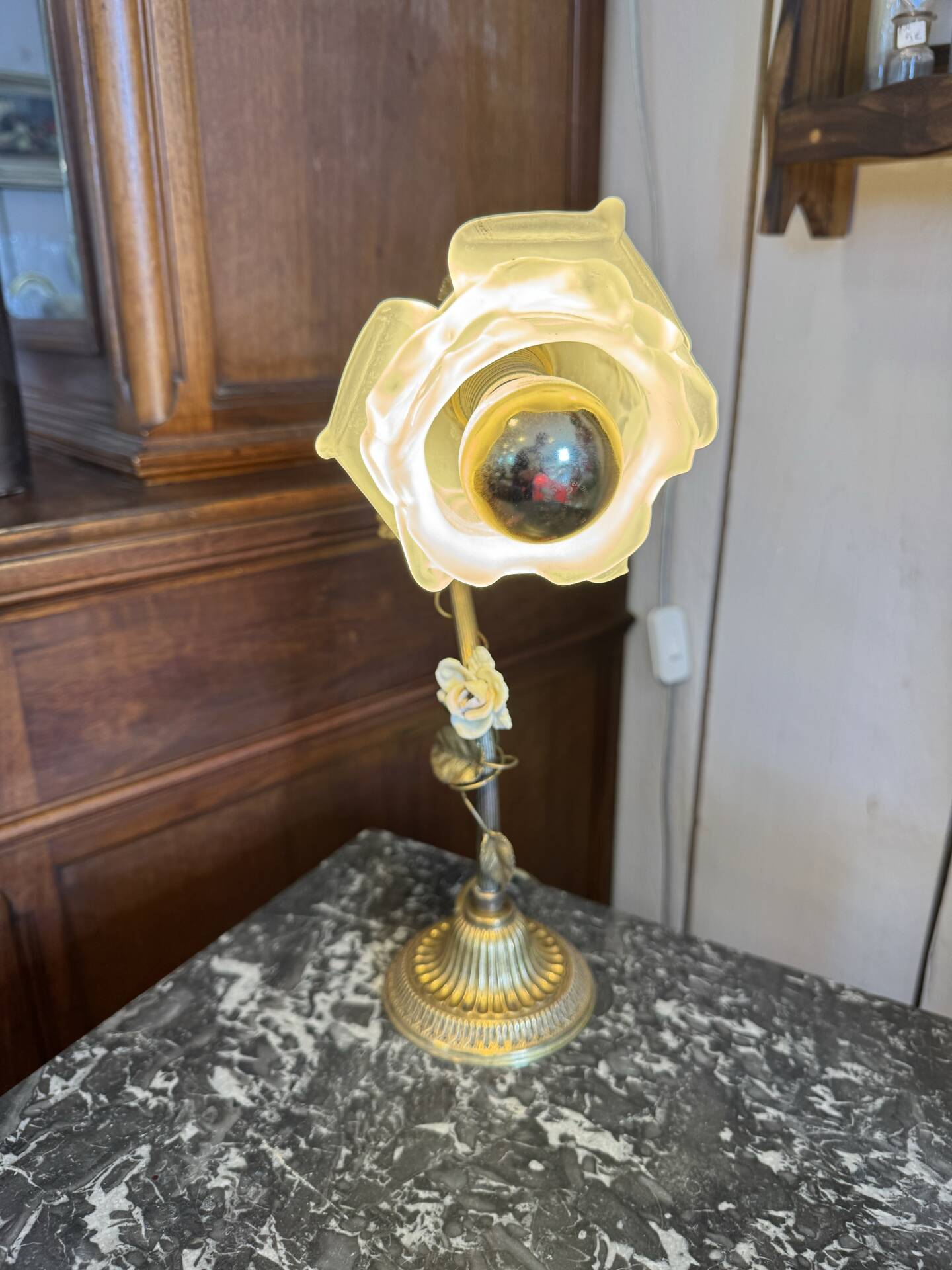 Tulip lamp in brass