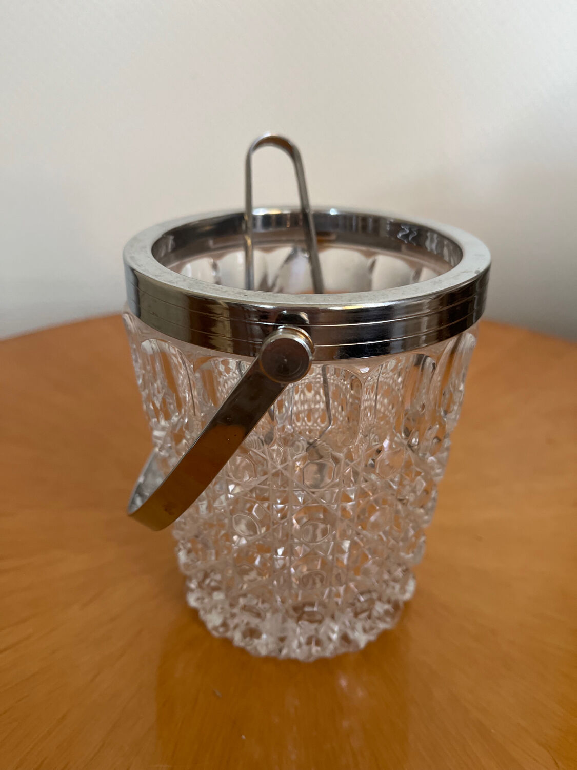 Ice bucket with its pliers