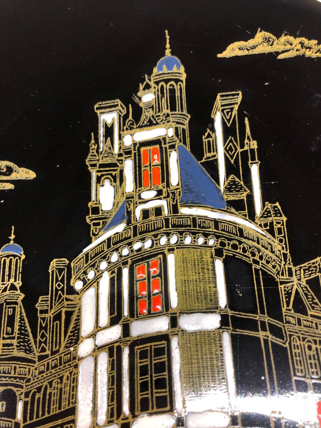 Plat en céramique de Longwy, décor Chambord par Valenti