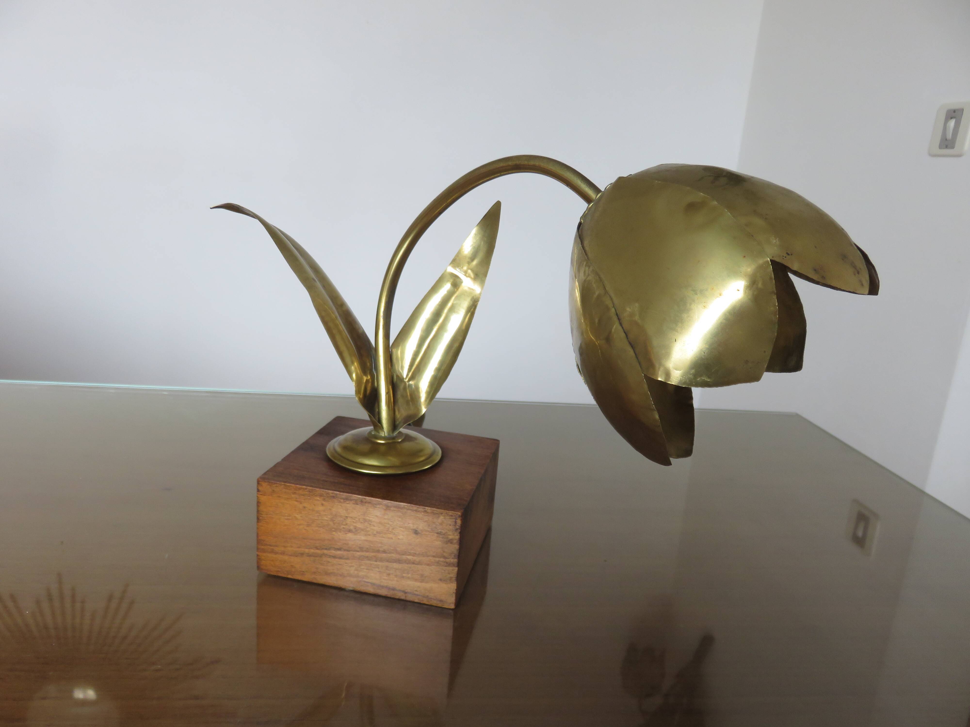 "Flower" lamp in gilded brass and wooden base 1970