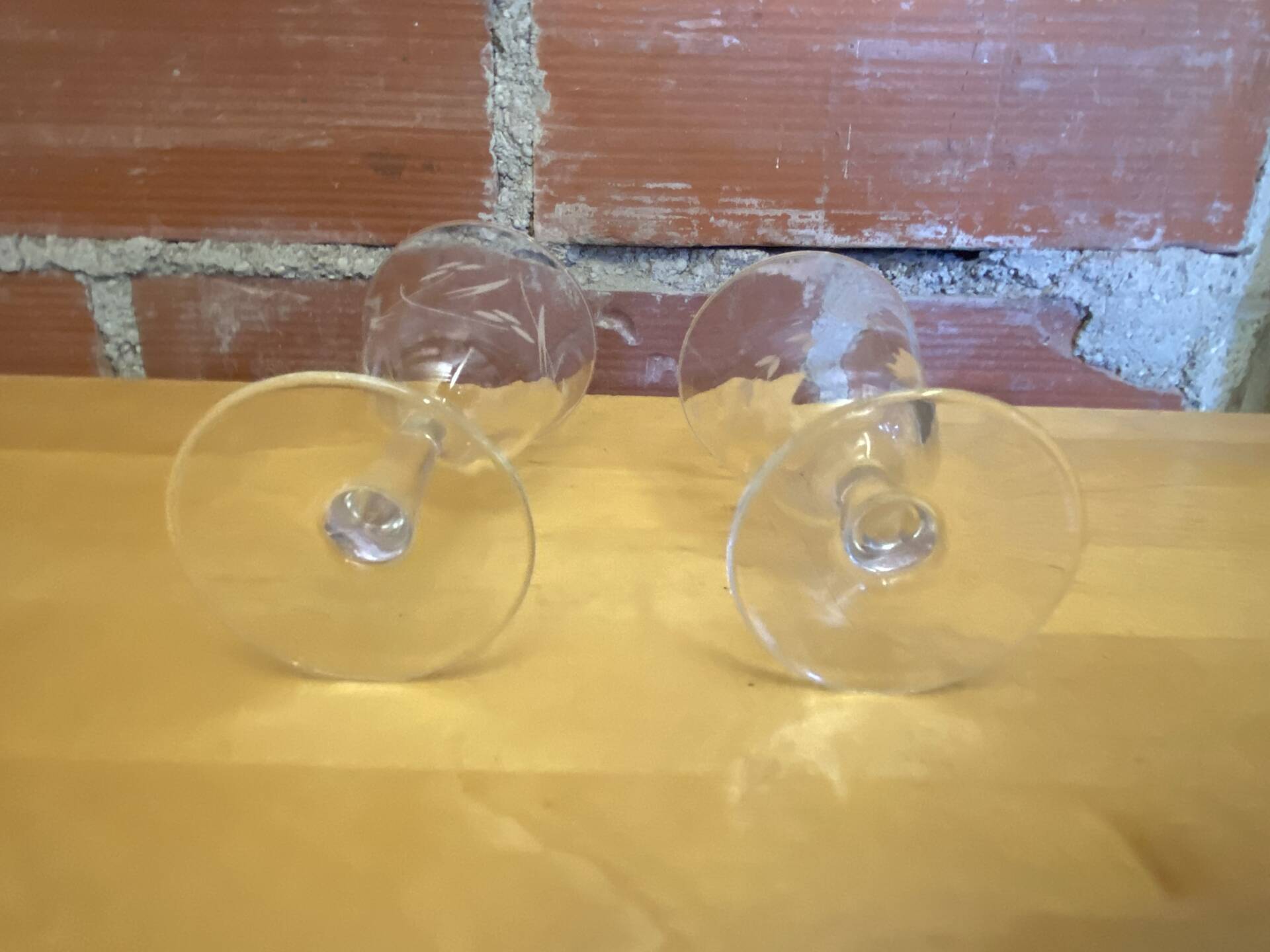 11 verres à pied à vin et eau en verre décor gravé vintage