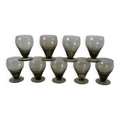 Ensemble de 9 petits verres à liqueur design art déco en verre fumé années 30-40