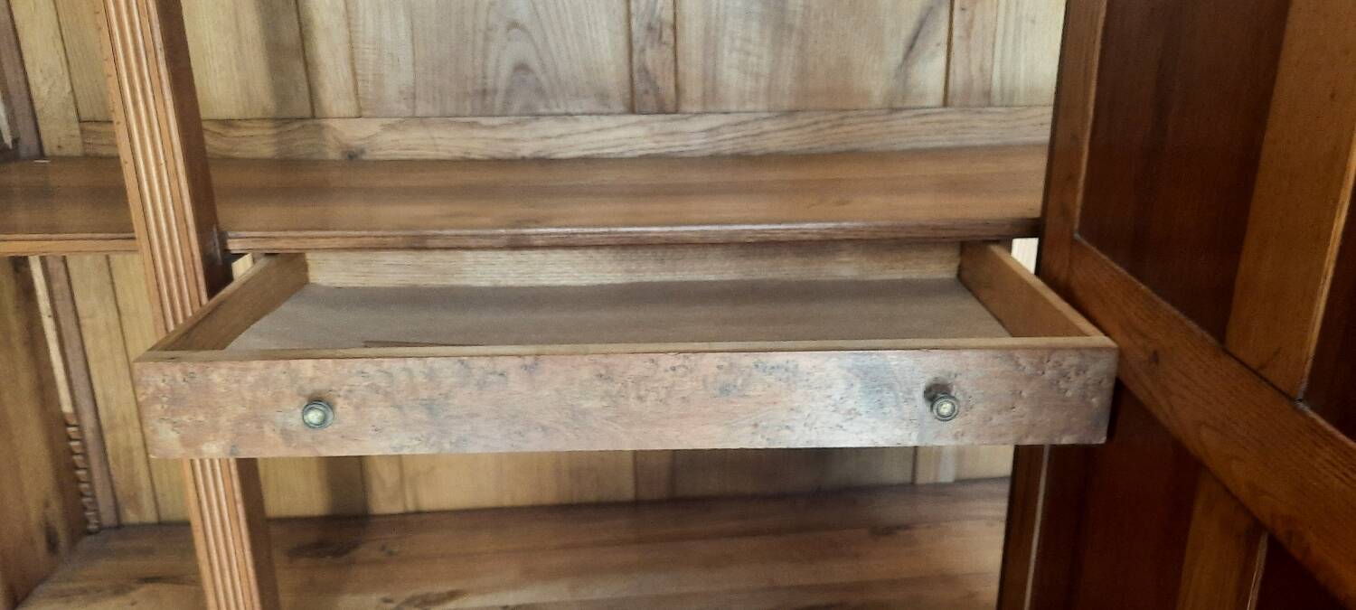 Armoire style louis XVI