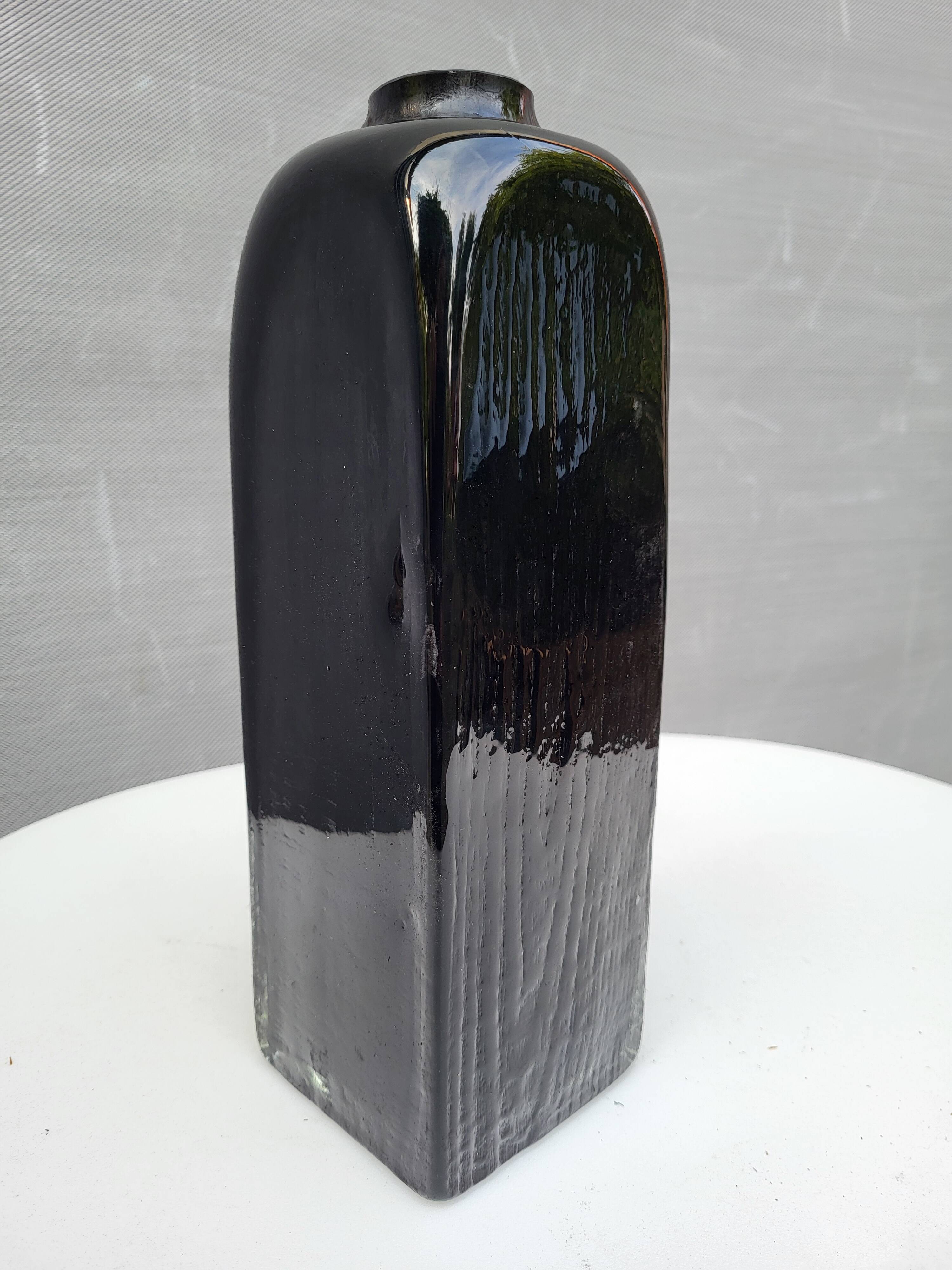Wabi-Sabi glass vase with burnt wood mold