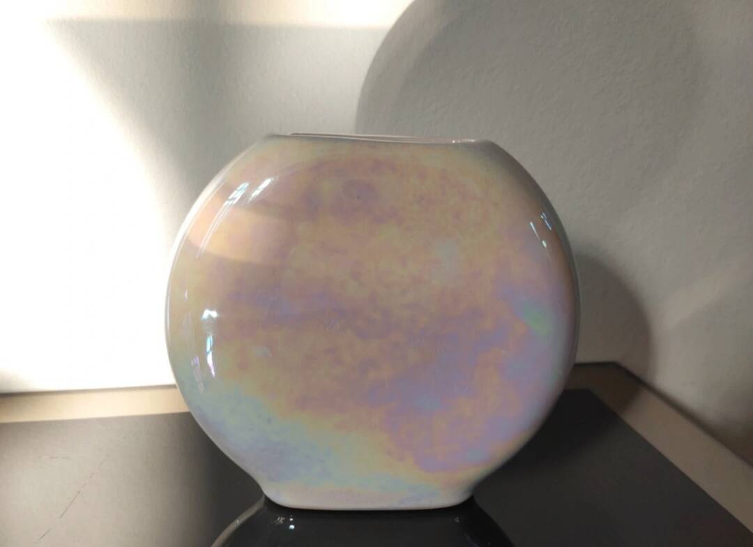 Vase, single flower holder in pearlescent glazed ceramic.