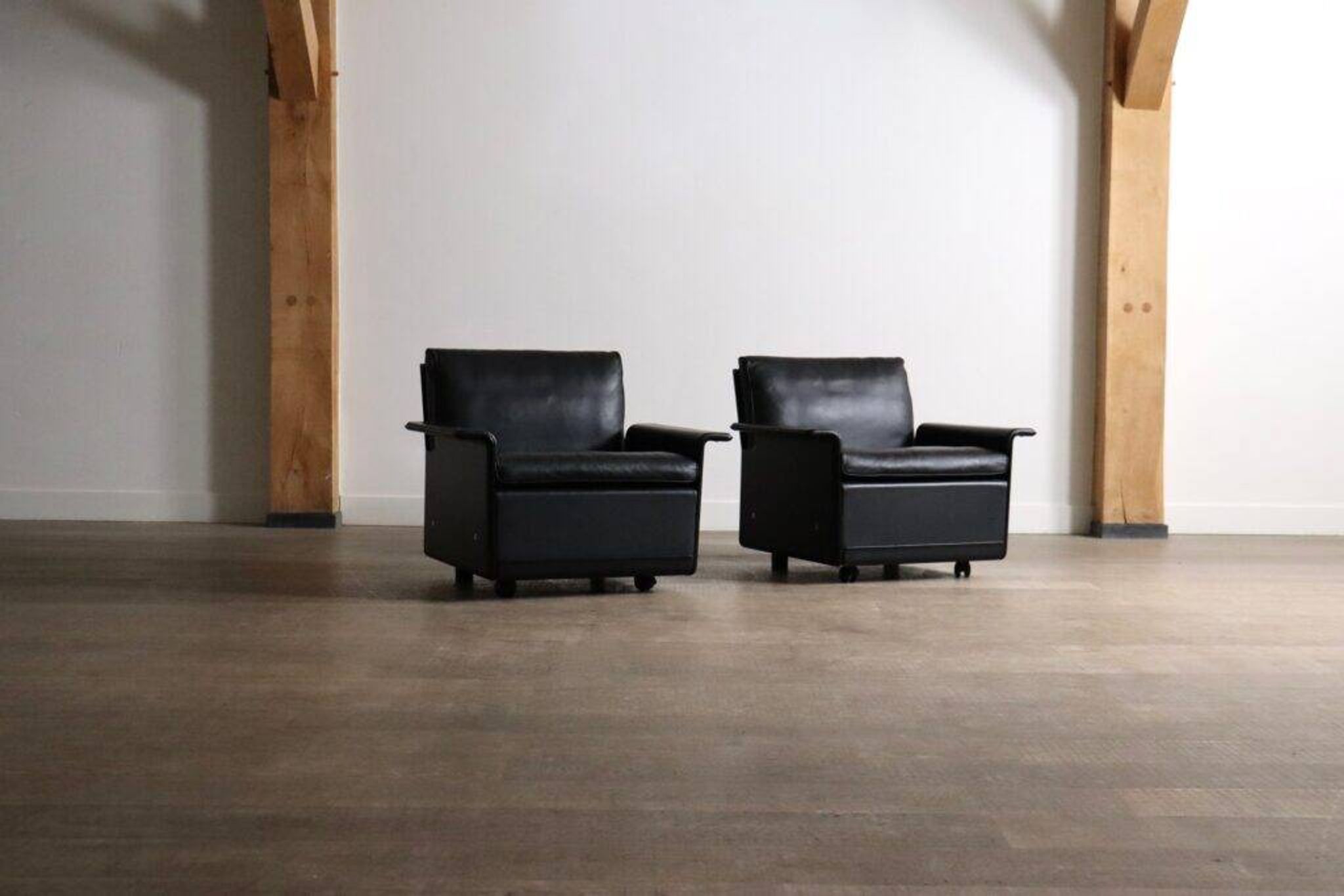 Pair of Dieter Rams Model 620 lounge chairs black leather for Vitsoe 1980s