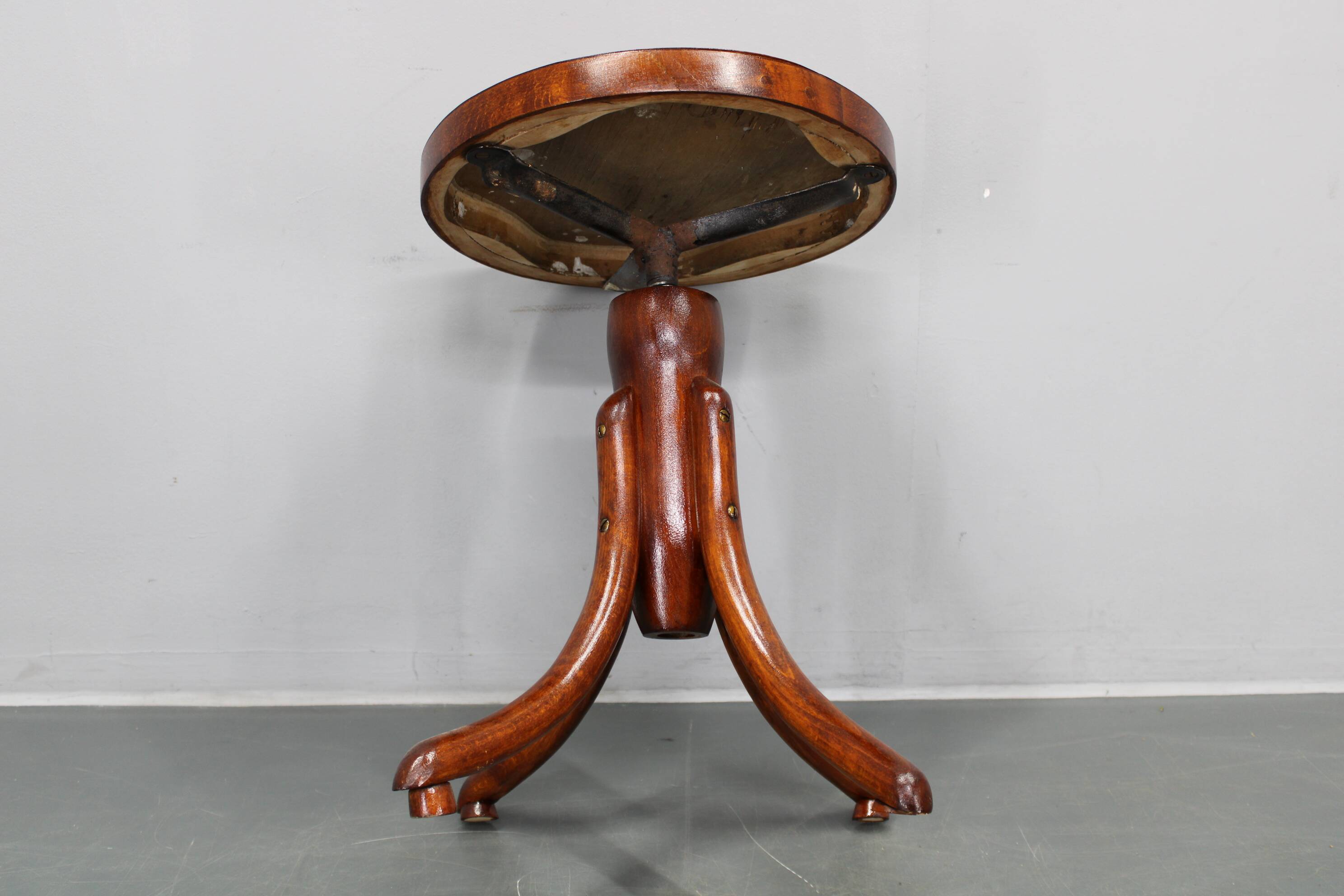 Restored adjustable bentwood piano stool, Czechoslovakia, 1930s — Art Deco Thonet