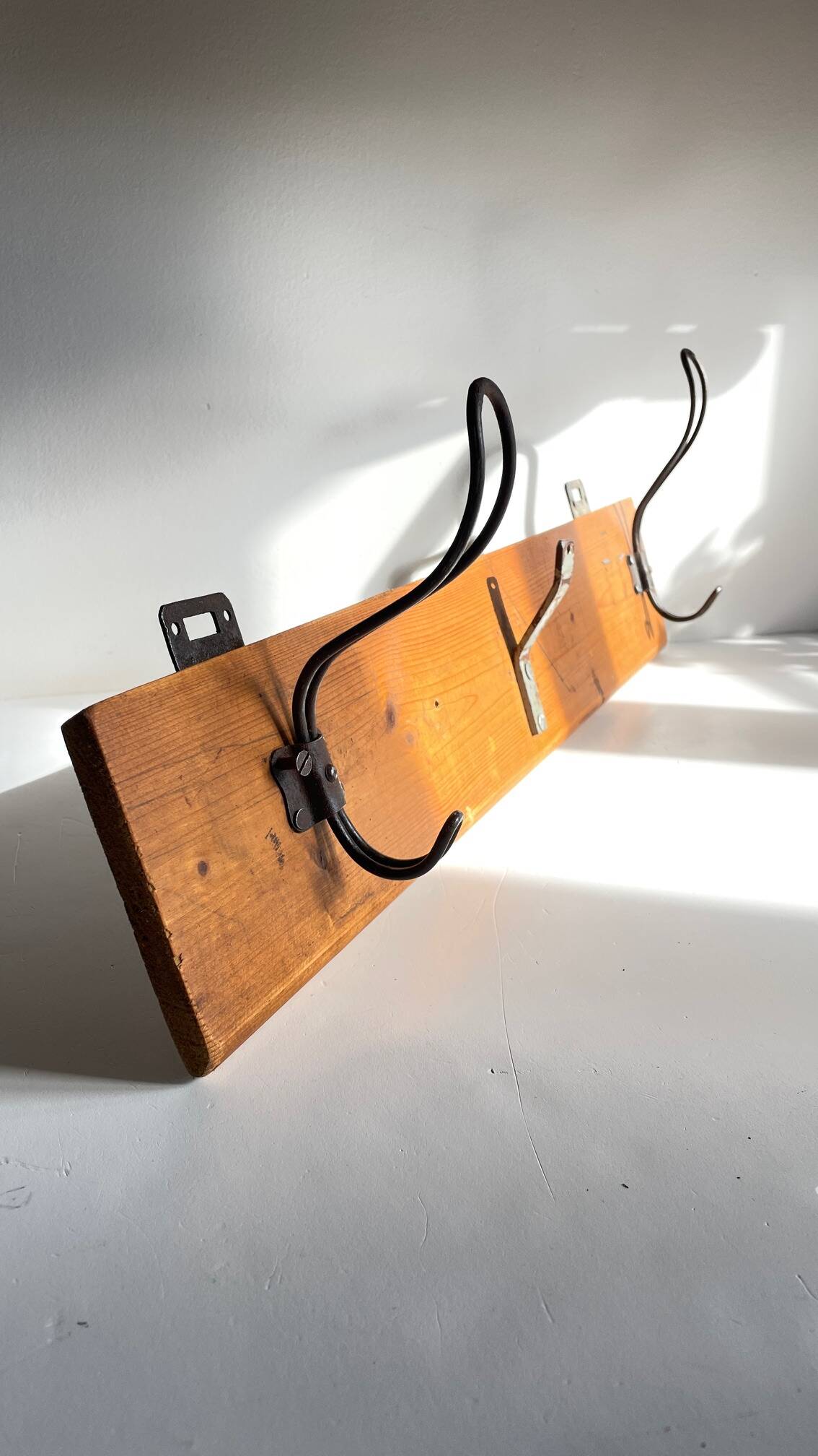 Portemanteau ecole en bois et acier vintage