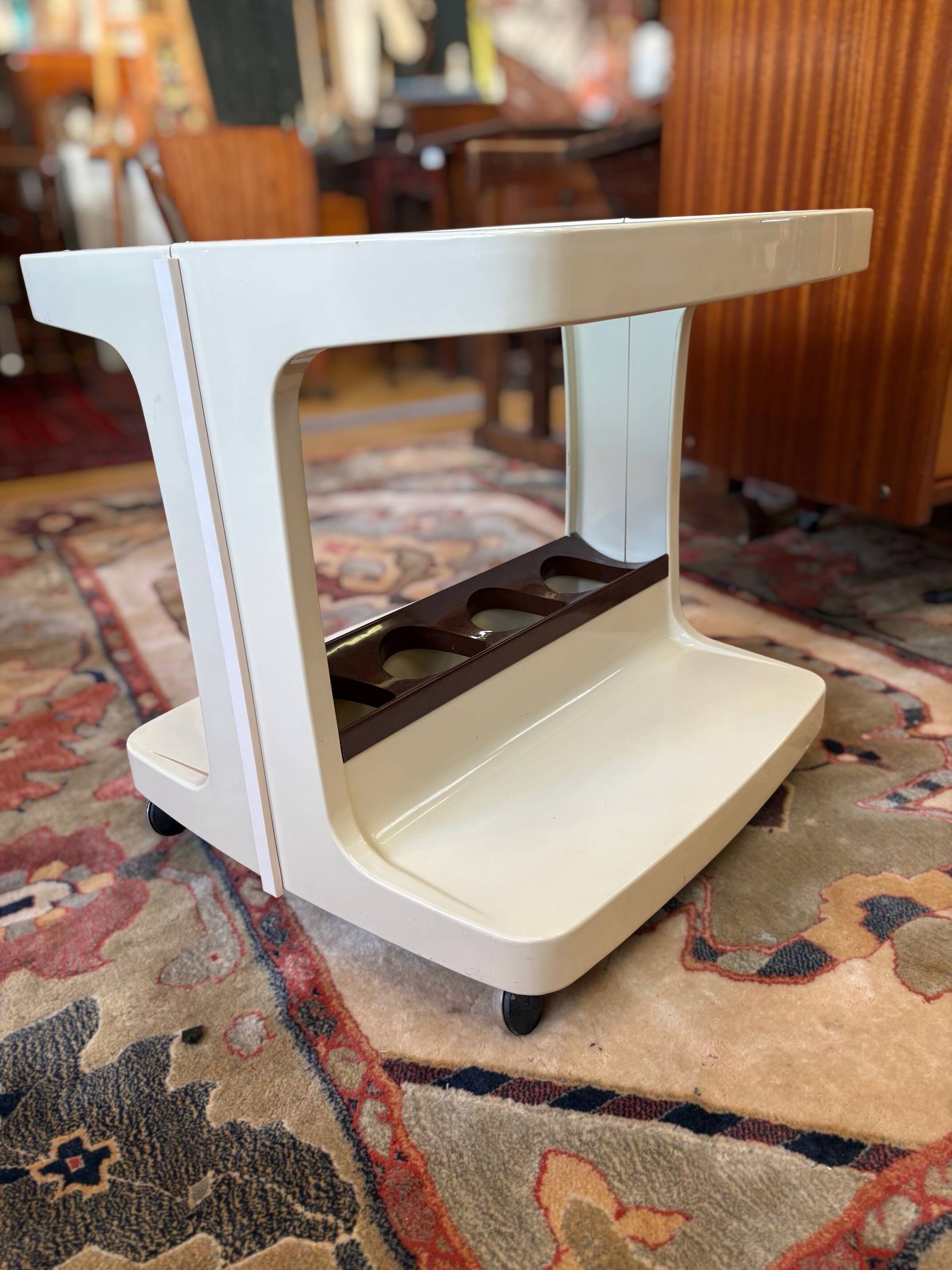 Desserte roulante vintage années 70 en plastique et miroir fumé