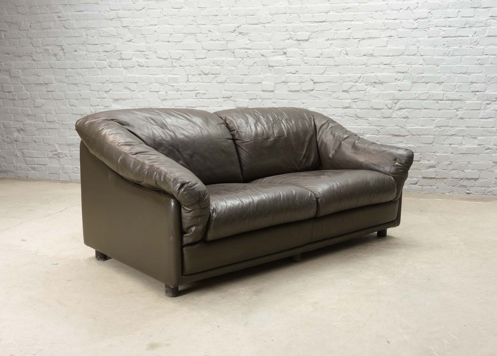 Comfortable Leolux Seal Brown Leather Two-Seater Sofa. The Netherlands, 70s