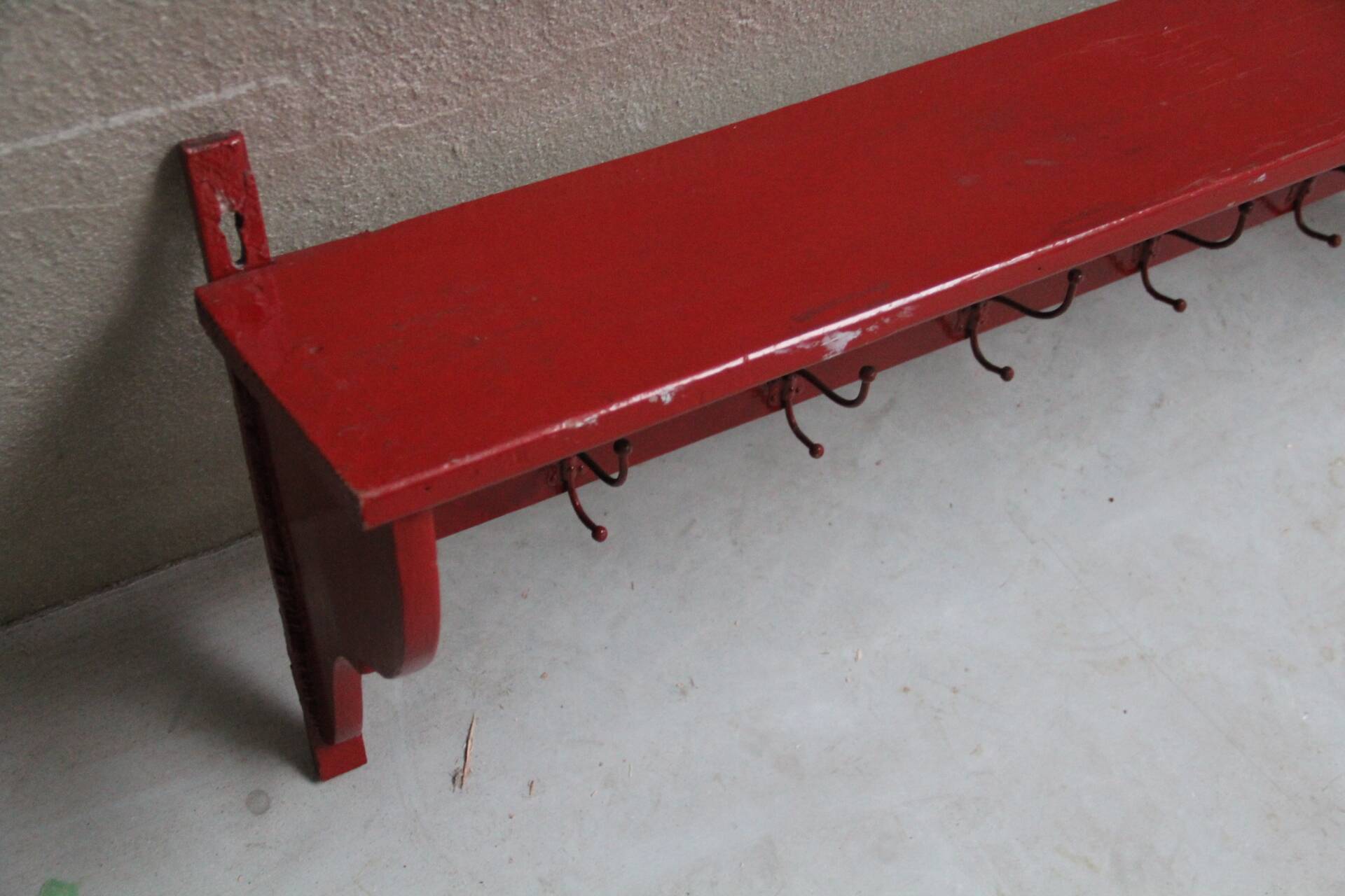 Ancienne étagère d'atelier avec 6 patères