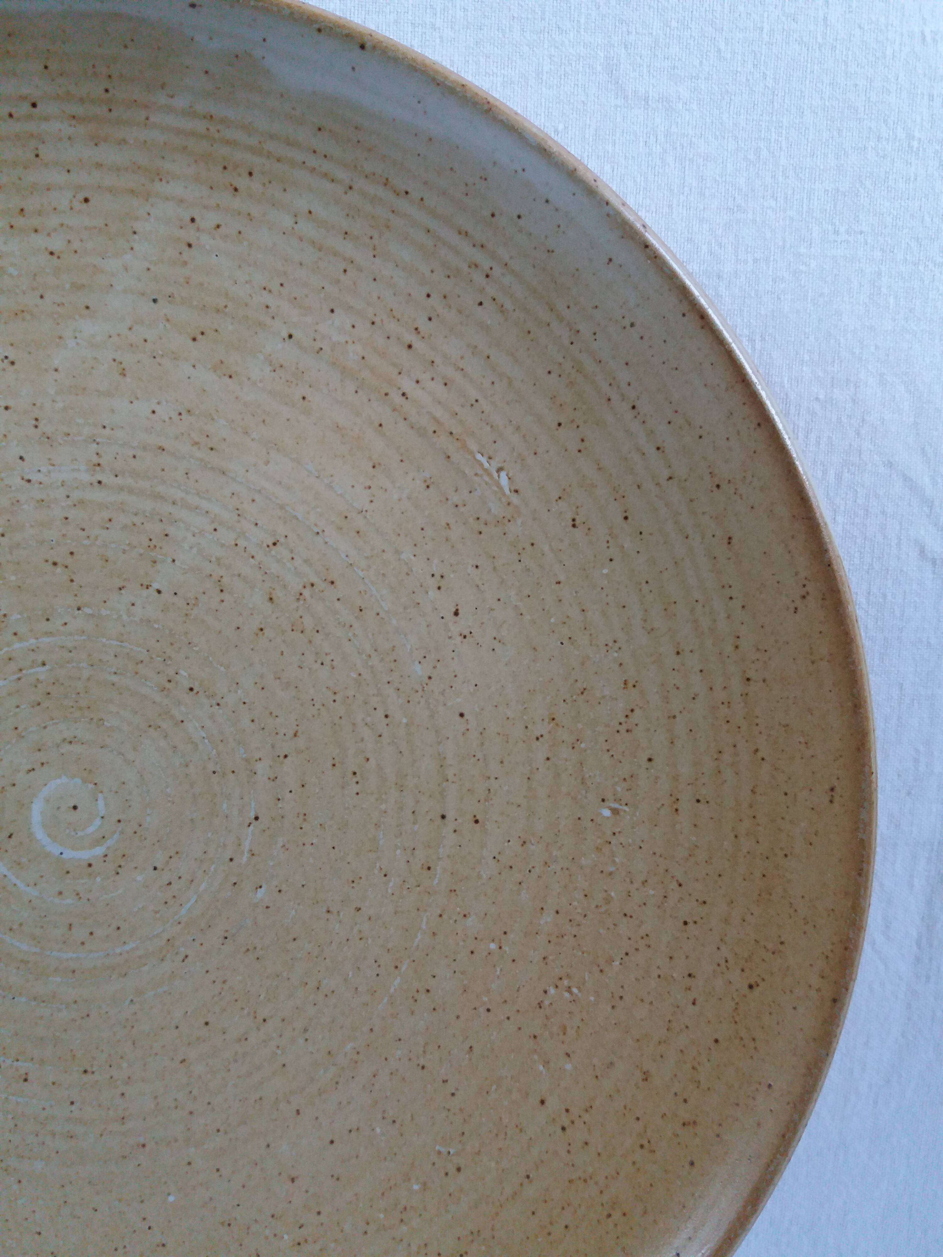 Set 5 flat plates in sandstone