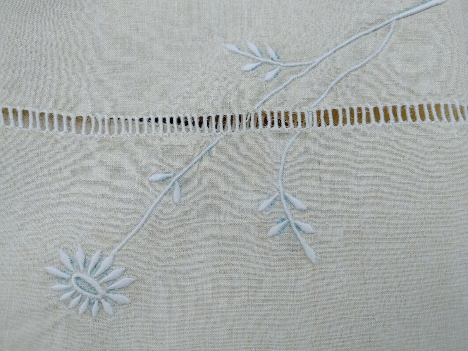Drap ancien toile de lin retour, fleurs, monogramme brodé main 215 cm x 267 cm