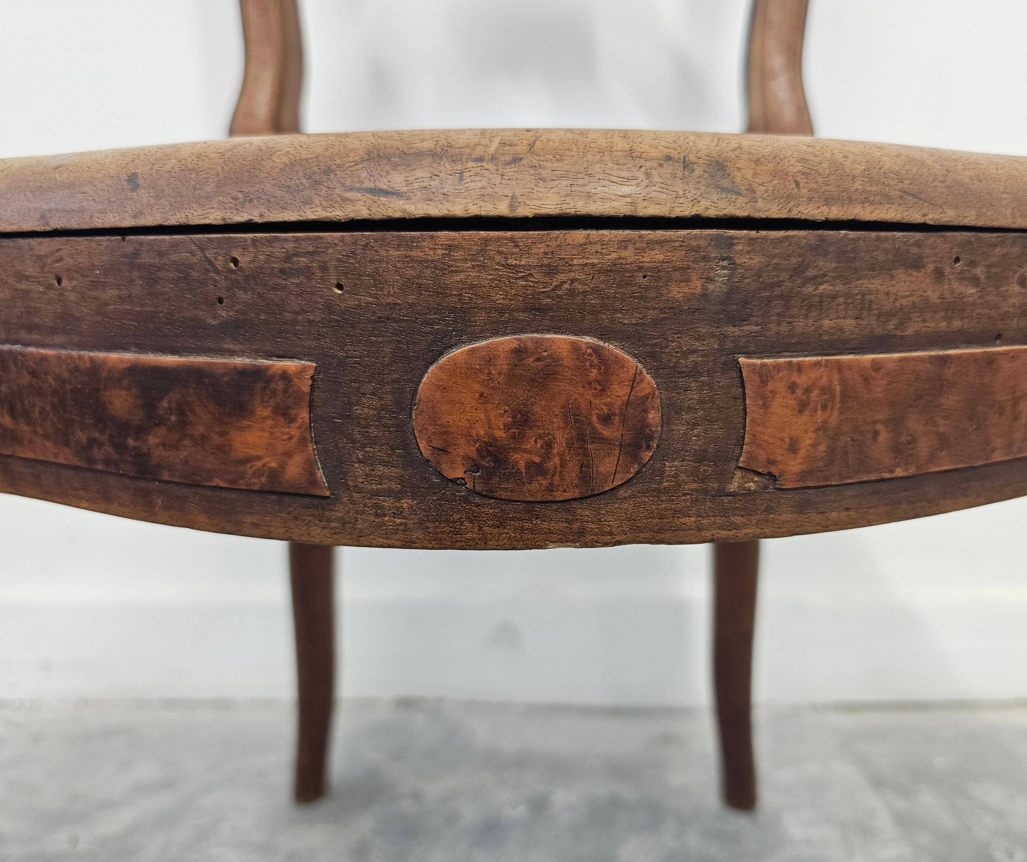 Set of 6 antique dining chairs in solid walnut, cane seats, 19th century.