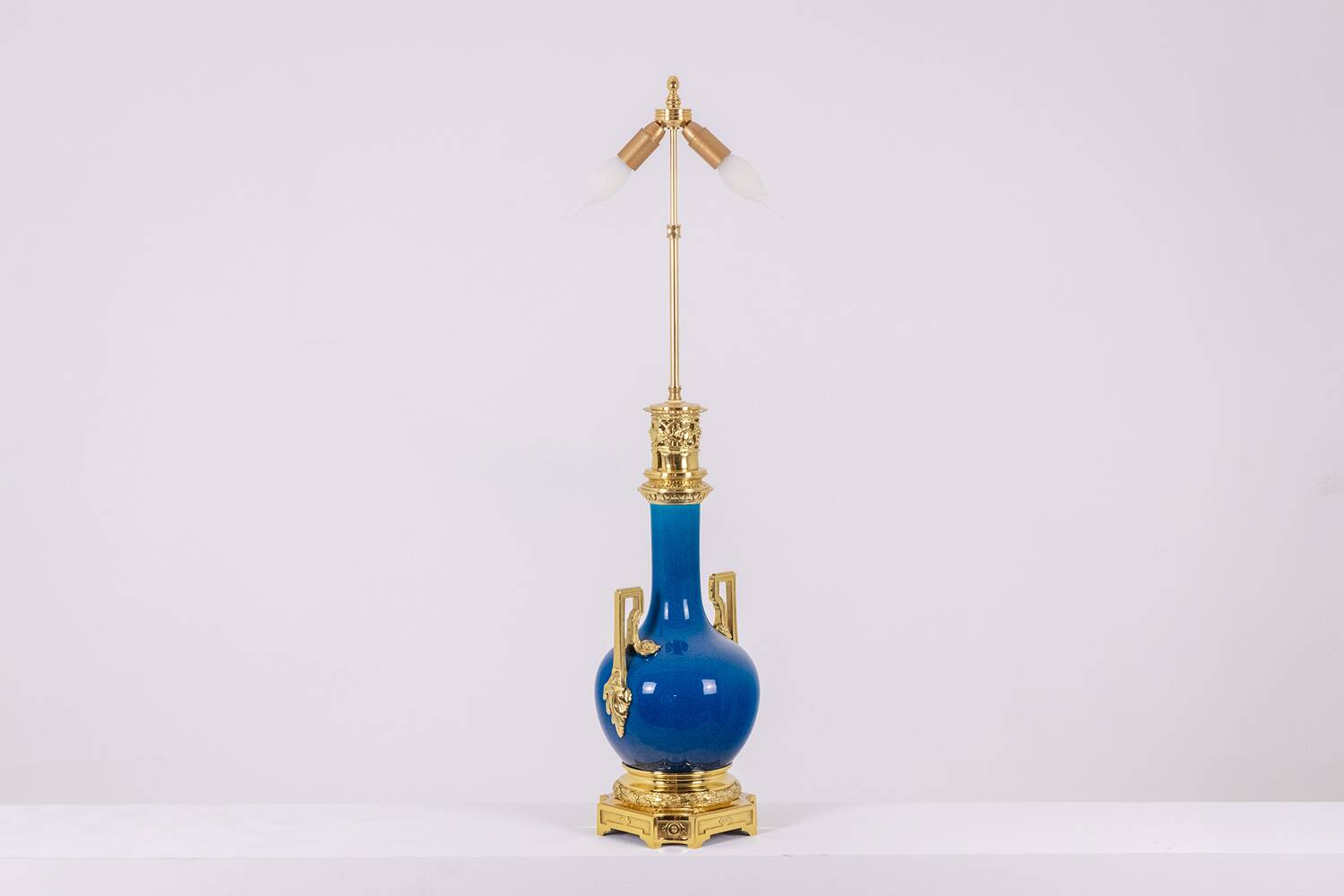 Lamp with handles in blue porcelain and gilded bronze. Circa 1880.