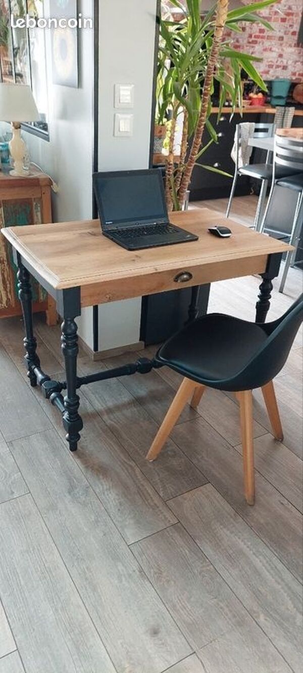 Ancienne table / bureau / coiffeuse en noyer - restaurée et relookée