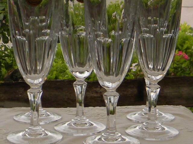 Set of 6 arques crystal champagne flutes. bergamo model.