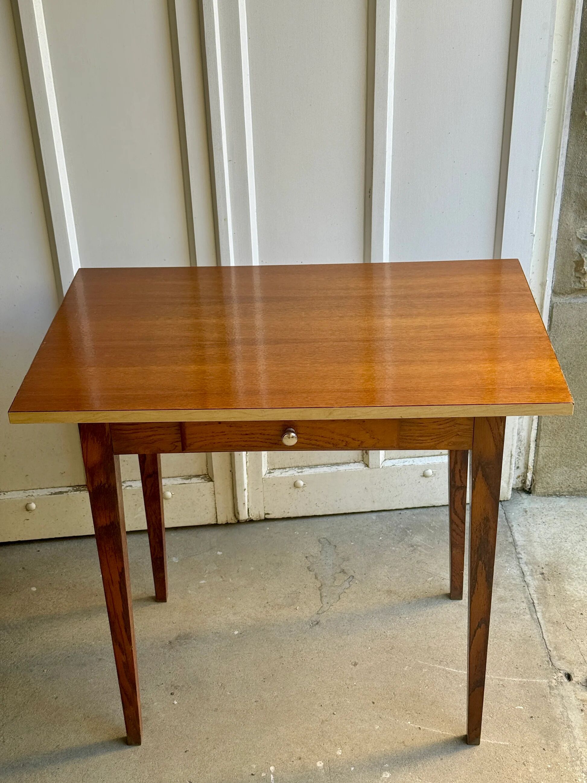 Petit bureau / table en bois et formica