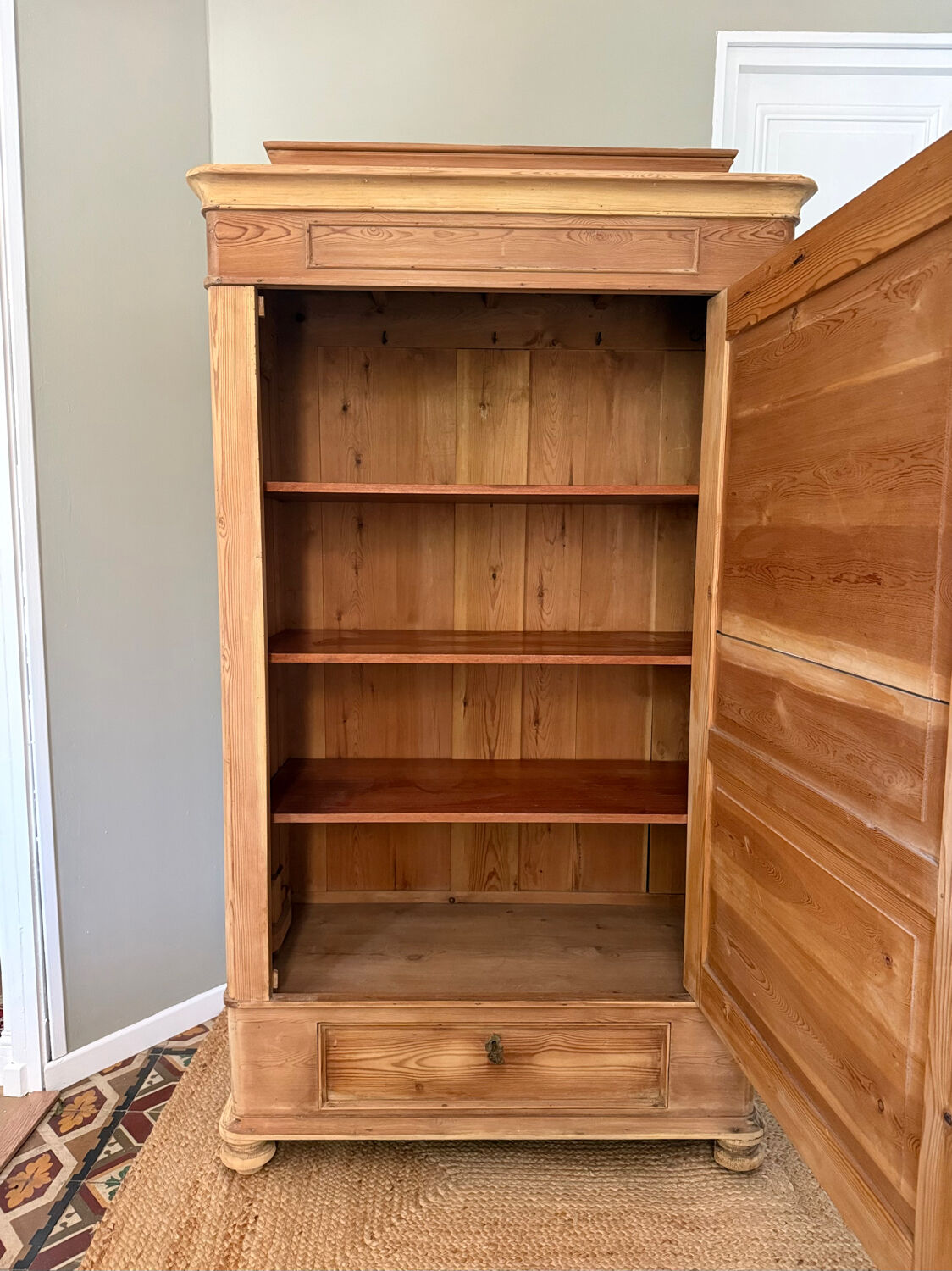 Small Parisian wardrobe "bonnetière"