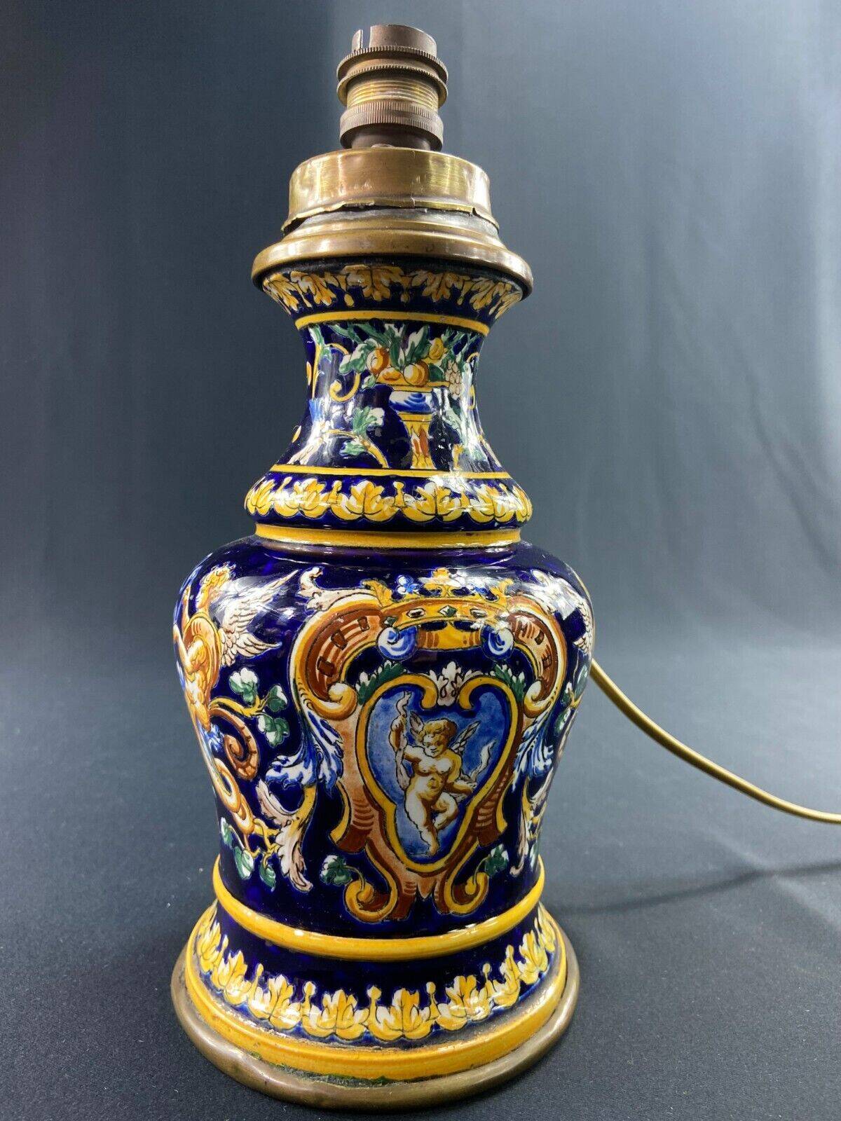 Lampe à pétrole de forme violonée en faïence de Gien XIXe décor Renaissance