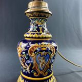 Lampe à pétrole de forme violonée en faïence de Gien XIXe décor Renaissance