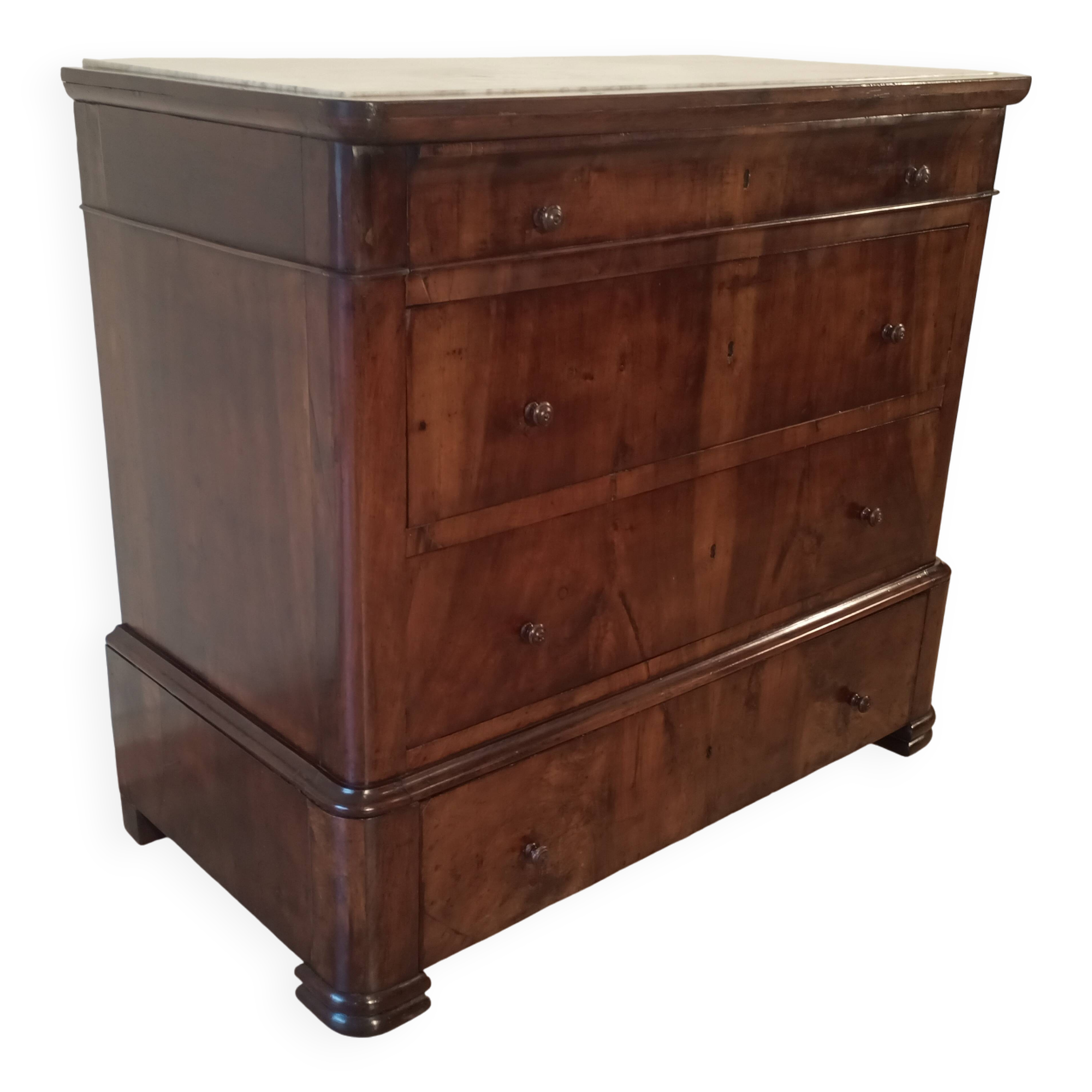 Commode italienne à quatre tiroirs en noyer de la fin du XIXe siècle