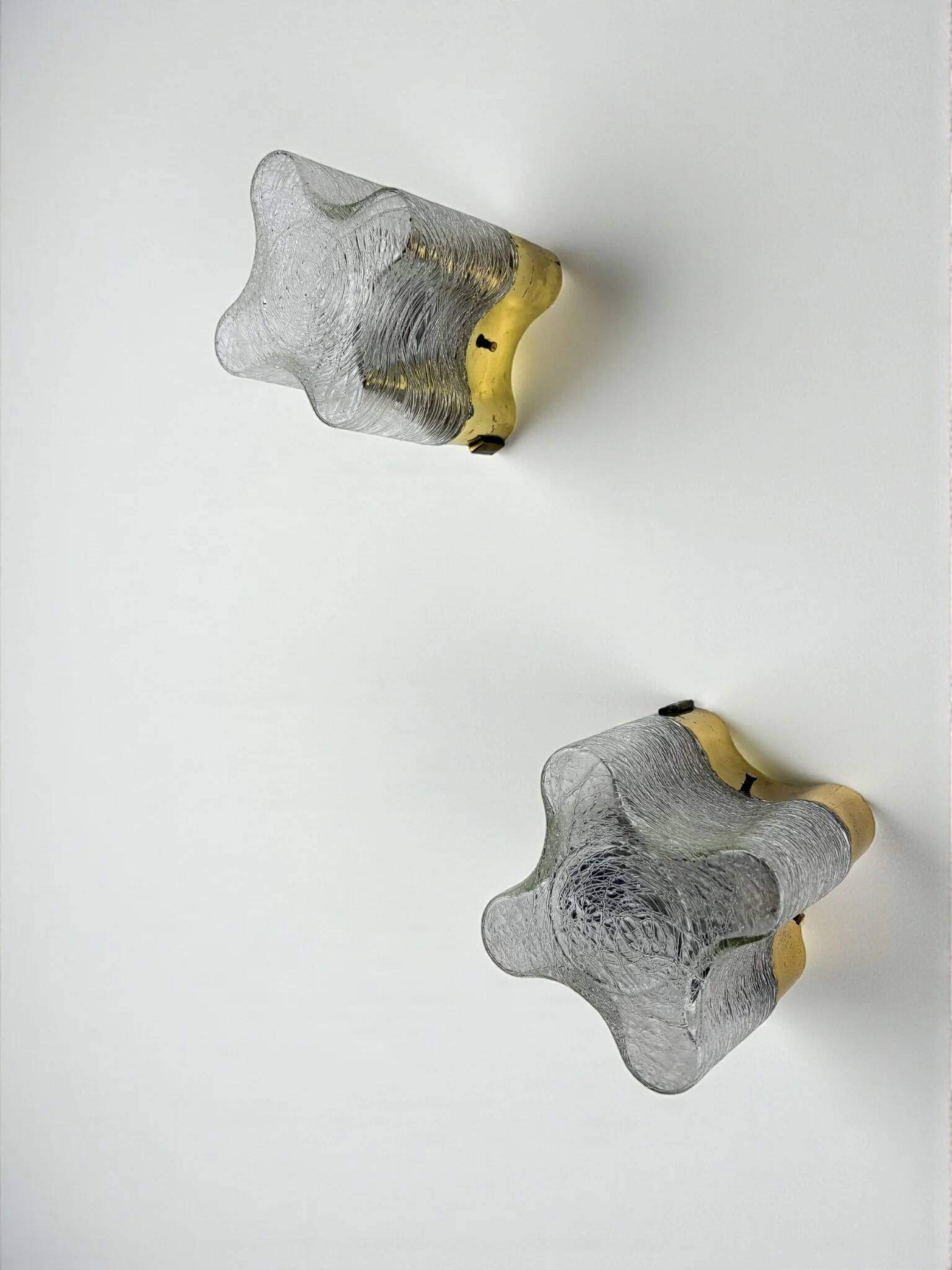 Paire de appliques murales Gaetano Sciolari pour Lightolier, verre dépoli de Murano, Italie années 1970.