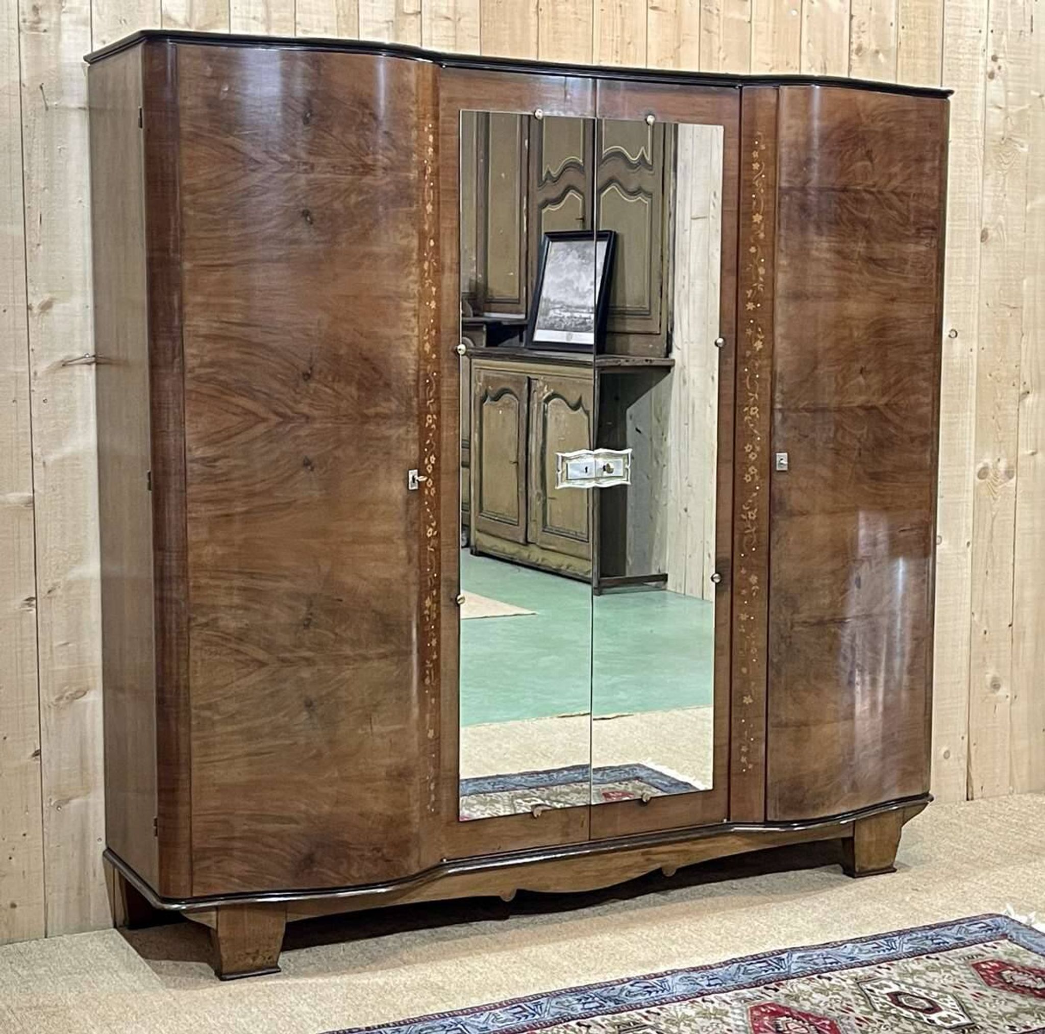 Art Deco bedroom wardrobe in walnut burl, made in the 1940s