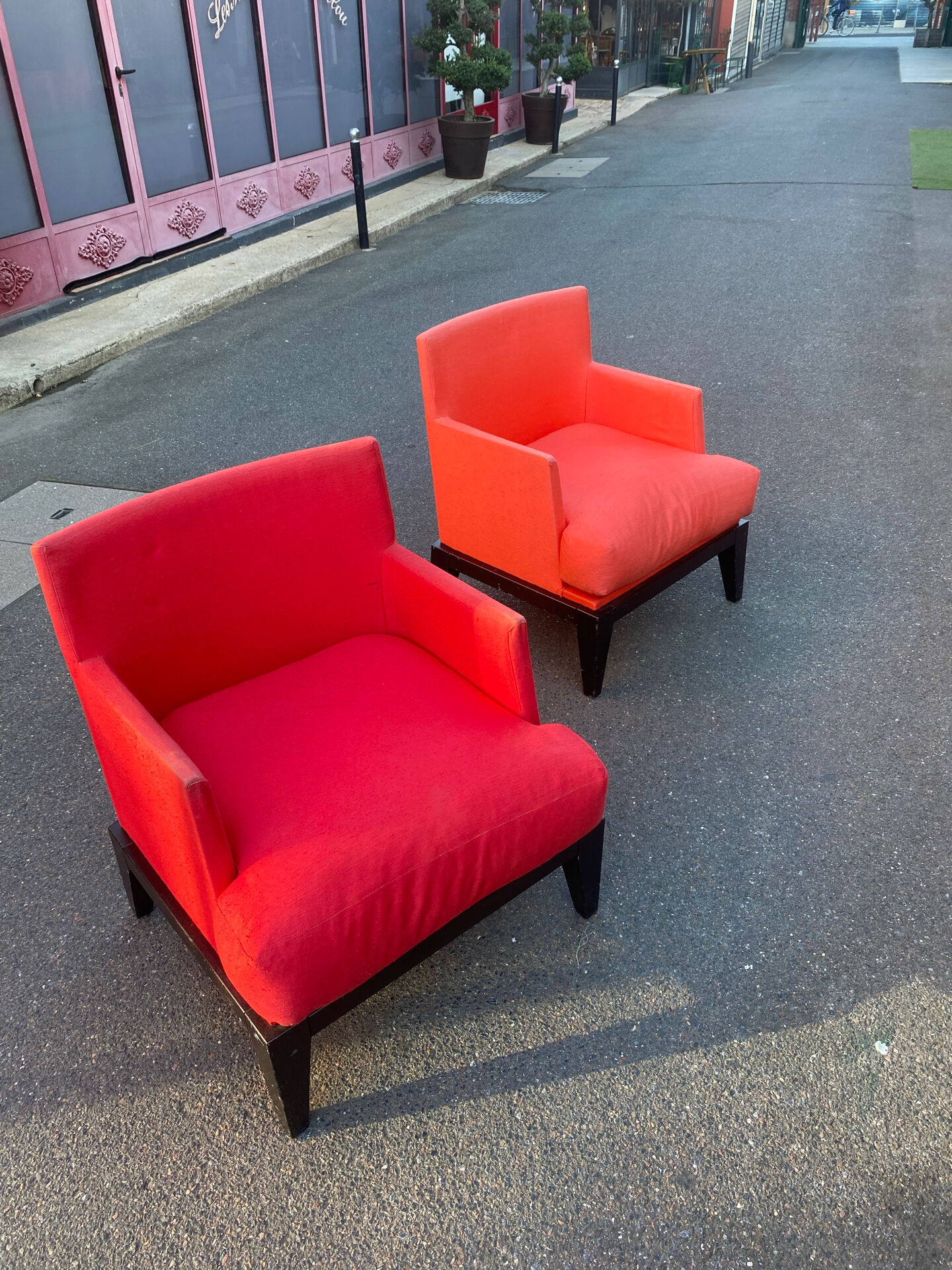 Paires des fauteuils rouge. 