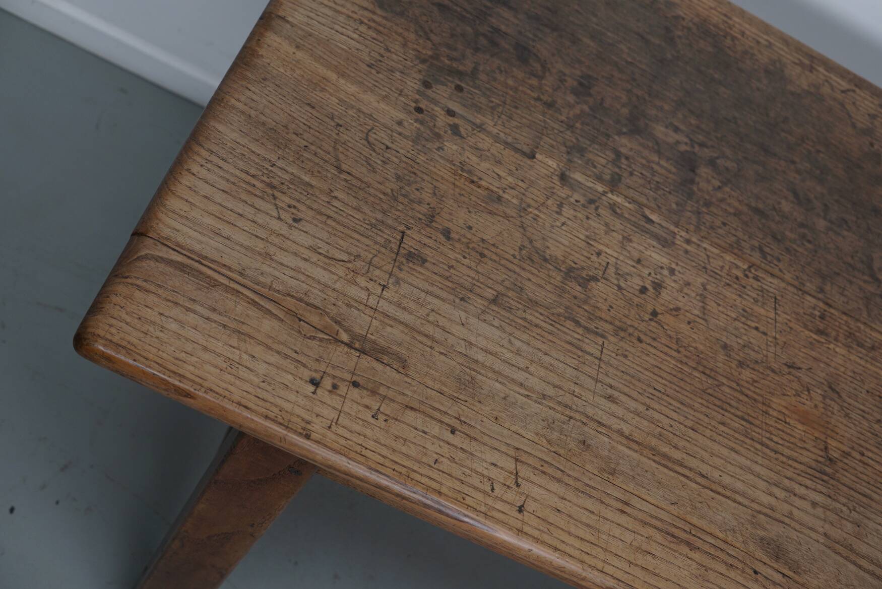 Grande table à manger rustique française du XIXe siècle en orme et chêne