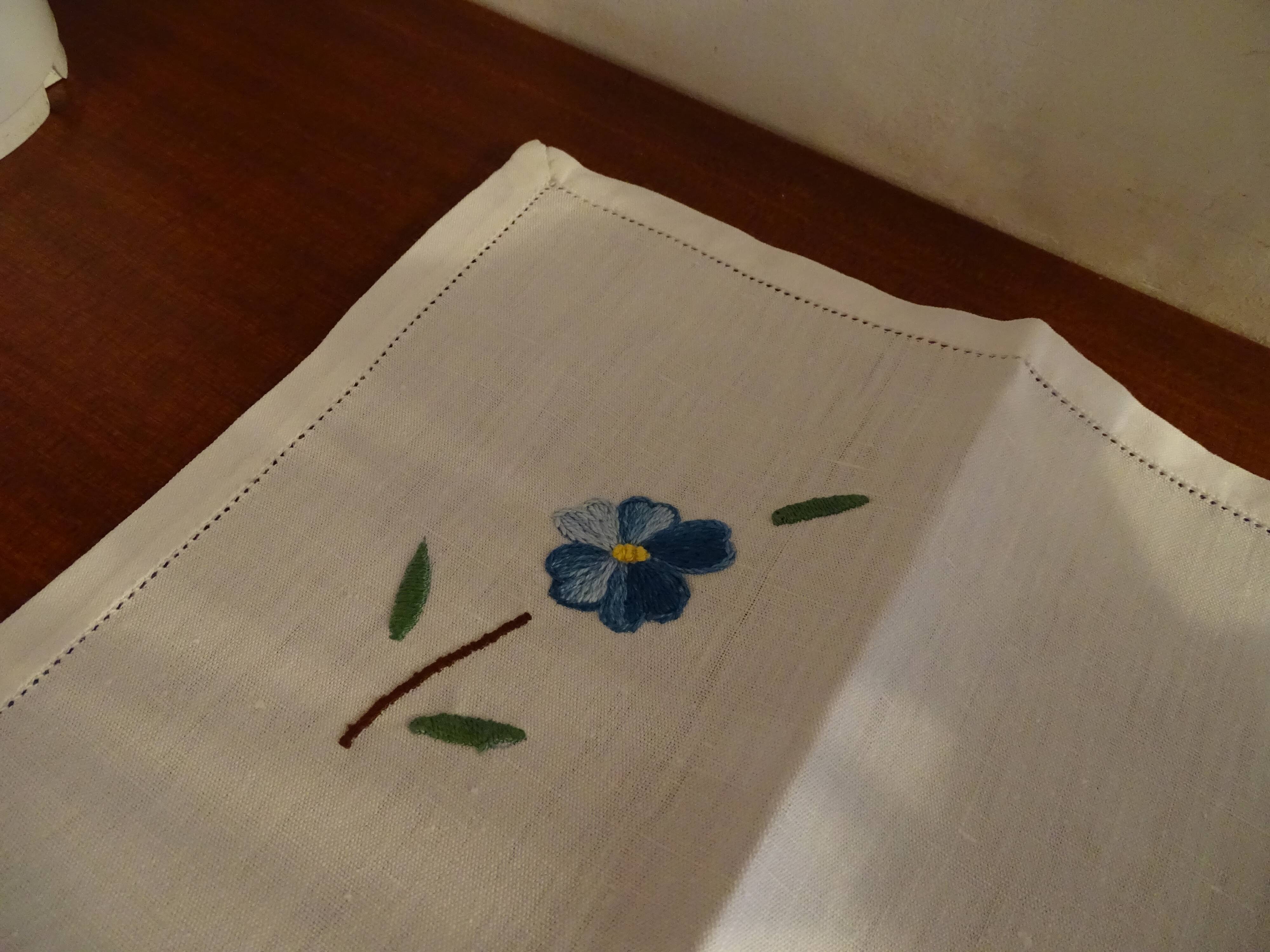 8 napkins embroidered flowers cotton mixed race 40 x 38