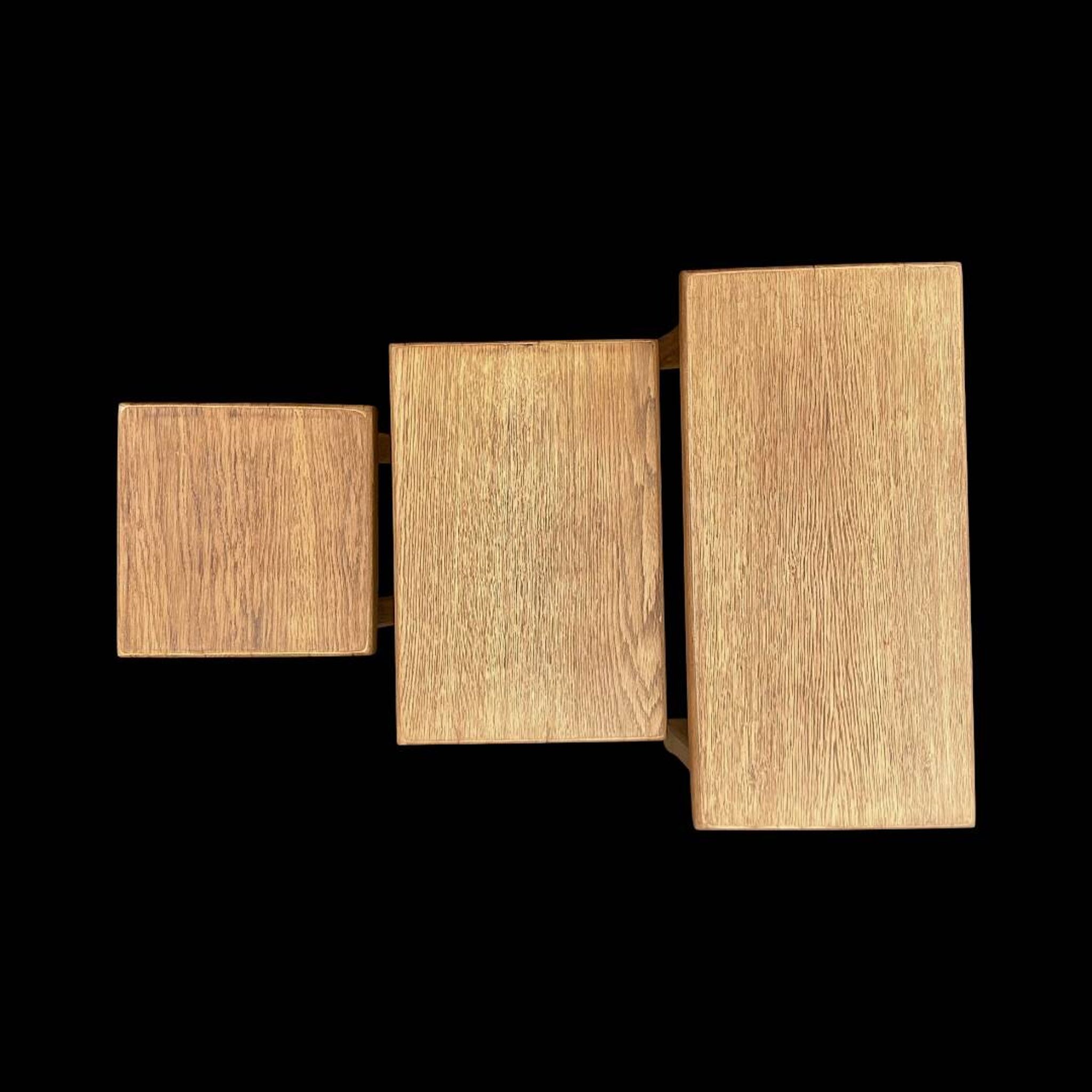 Trio de tables gigognes brutalistes en chêne massif – années 1960/70