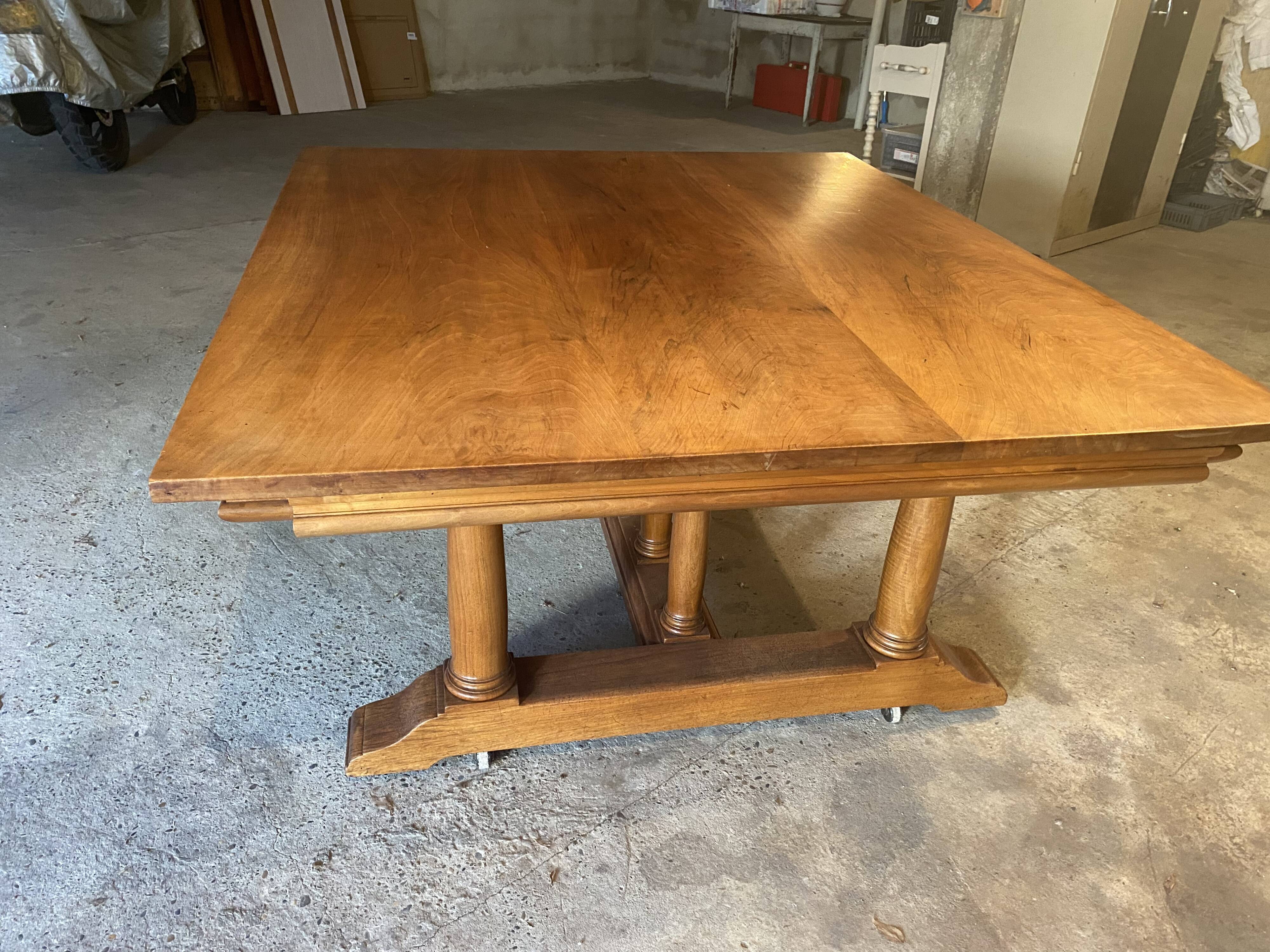 Table ancienne en noyer massif