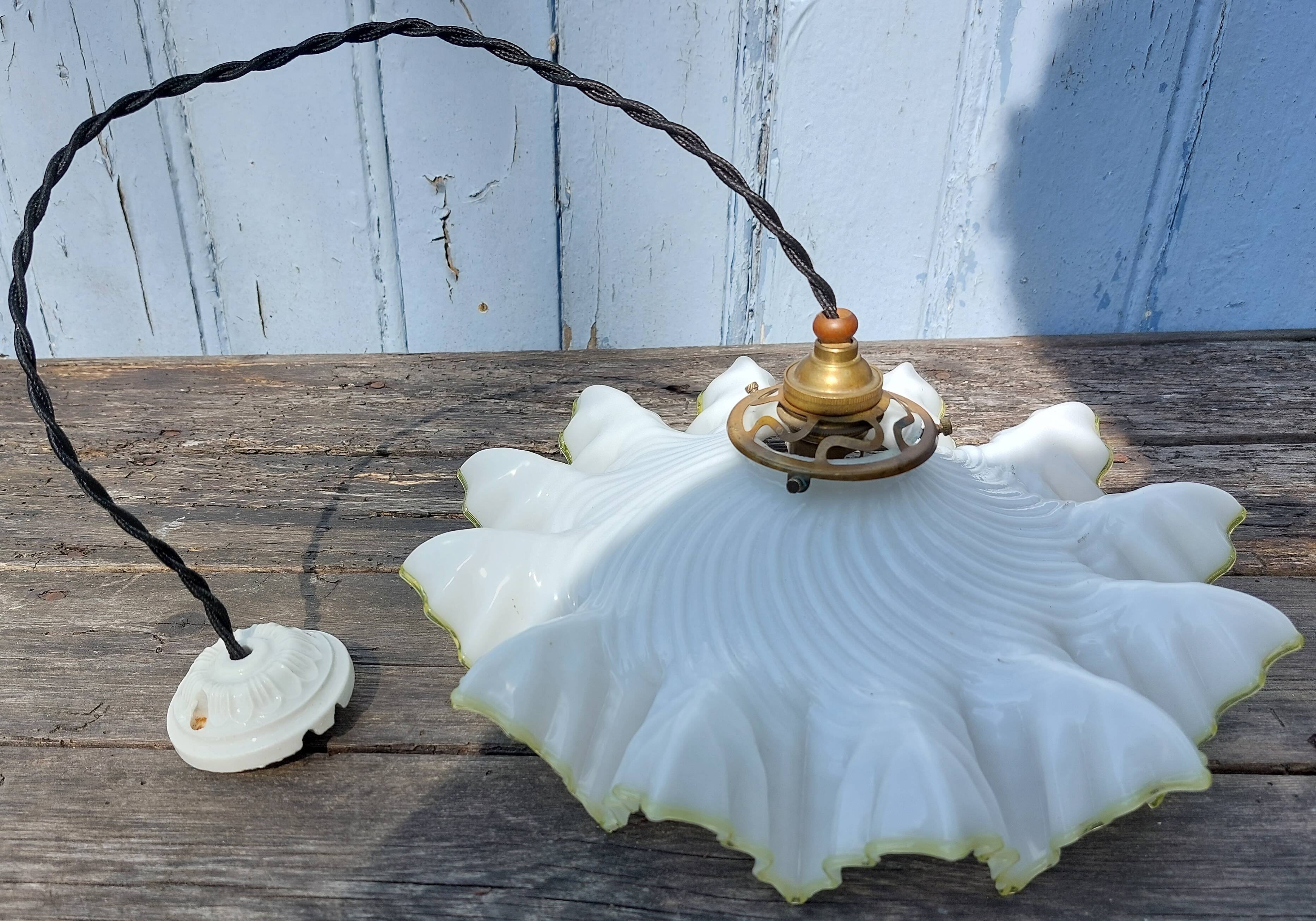 White and yellow opaline suspension