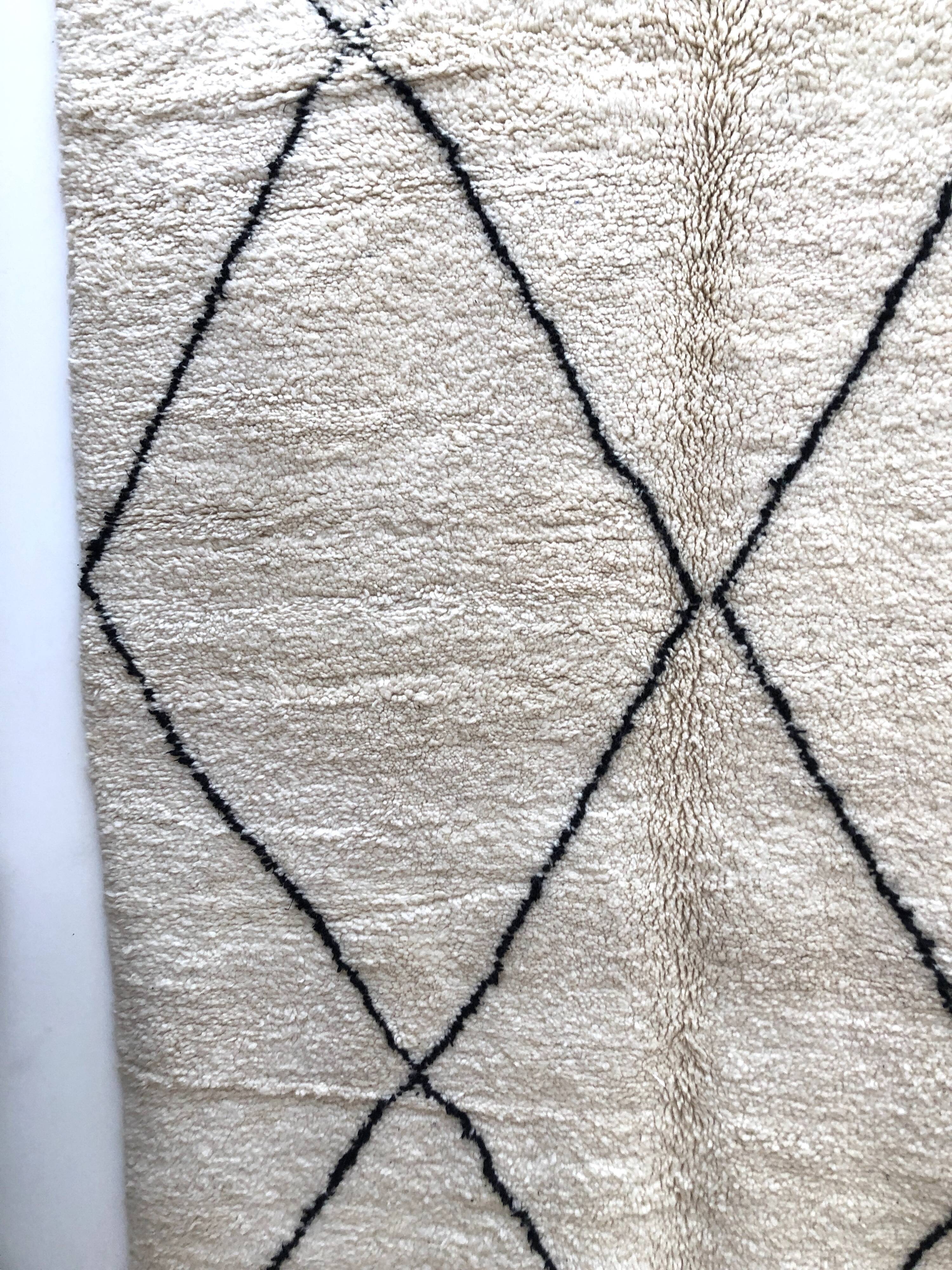 Moroccan Berber carpet Beni Ouarain with black diamonds2,47x1.70m