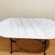 Table ovale en marbre carrare (fixée) et deux chaises en fonte