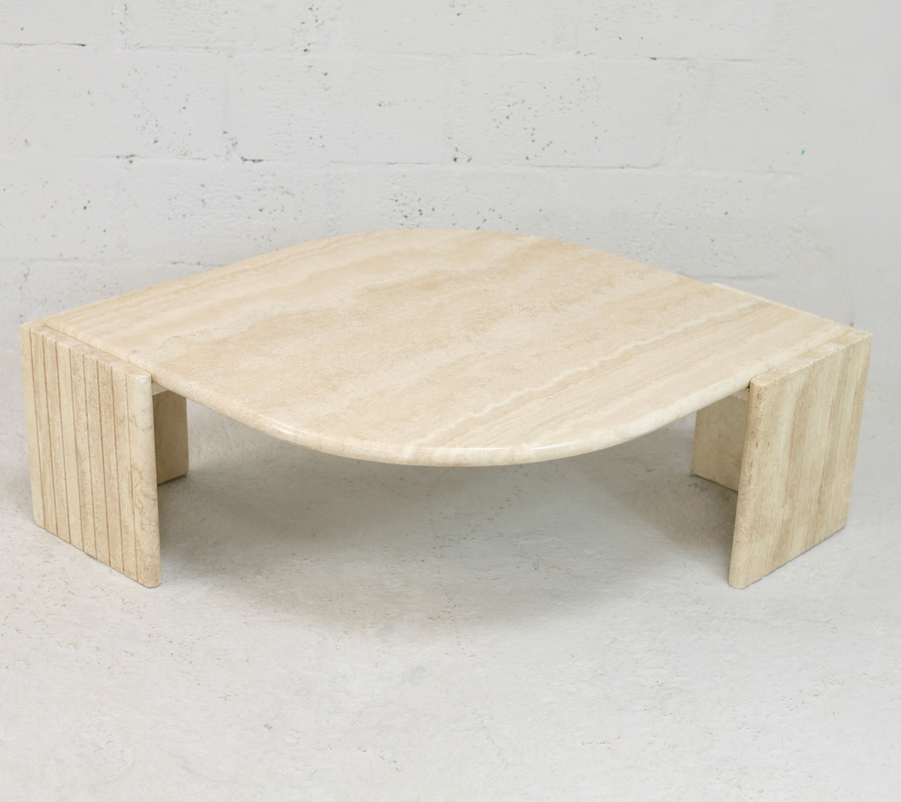 Table basse de forme courbe, travertin, France, circa 1970.