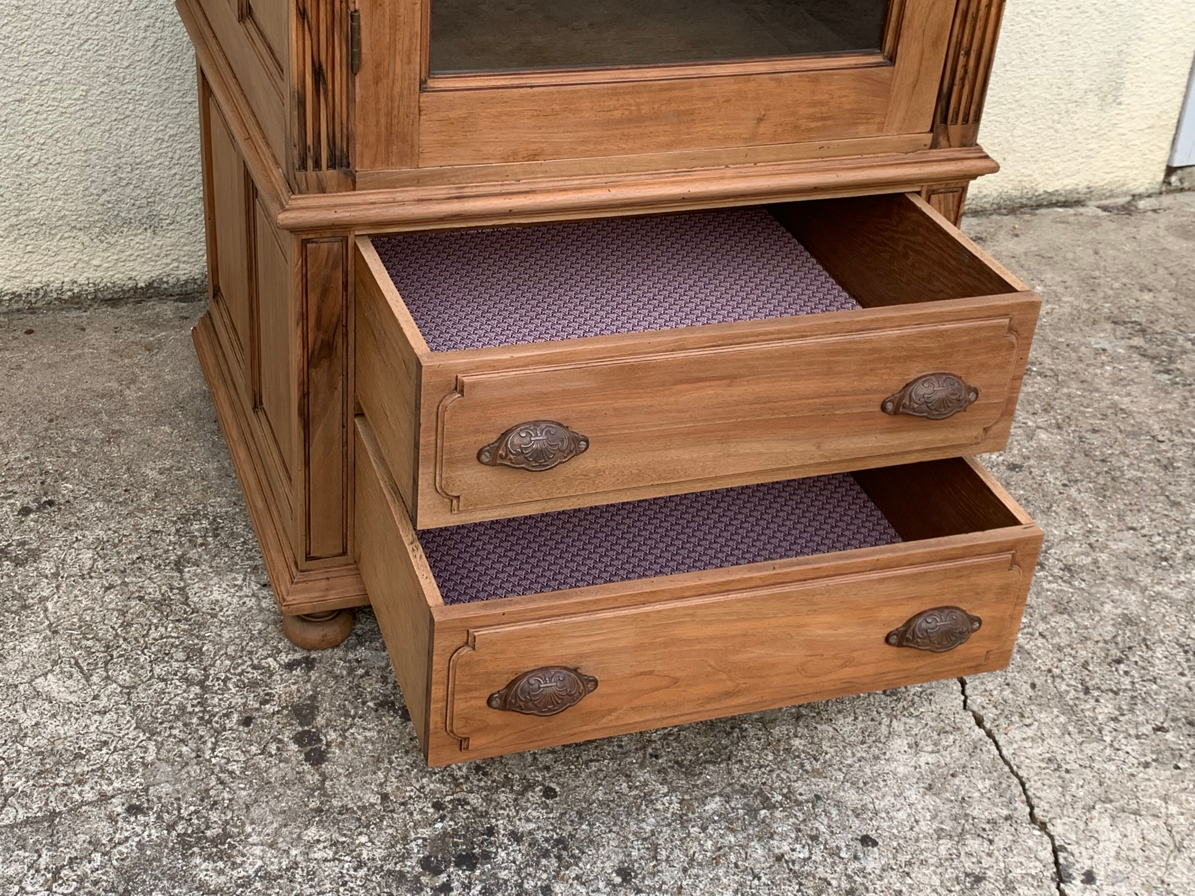 Armoire bonnetière parisienne vitrée 1920