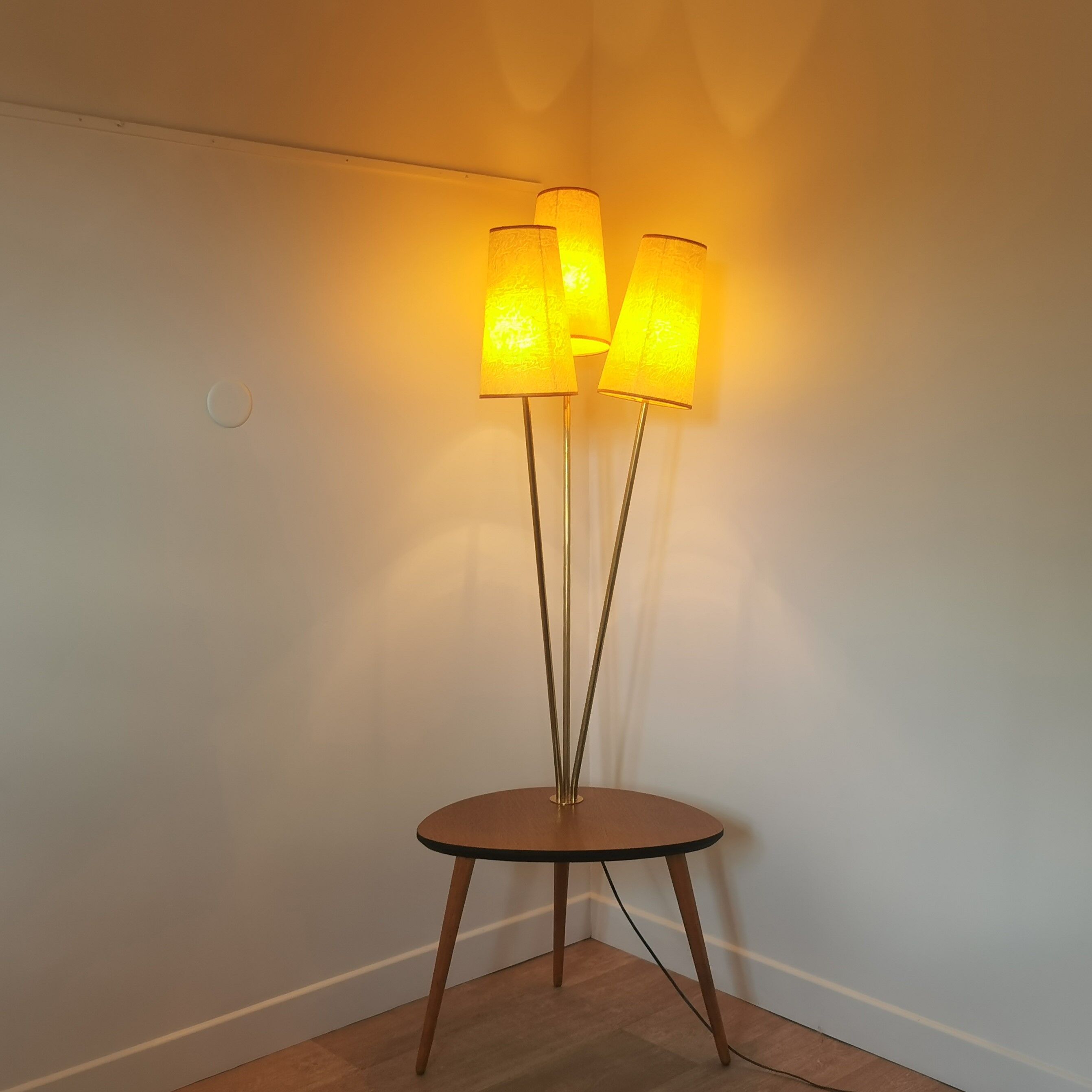 Lampadaire tripode avec tablette 60