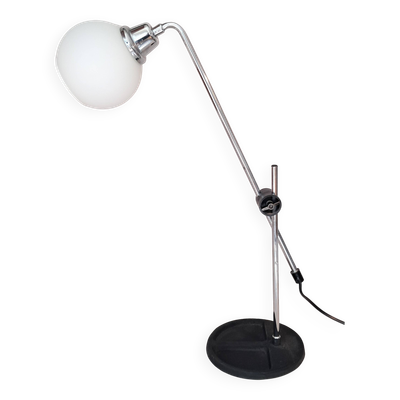 Lampe chromée et opaline blanche à balancier 1970.