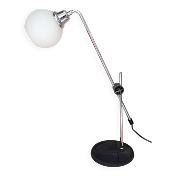 Lampe chromée et opaline blanche à balancier 1970.
