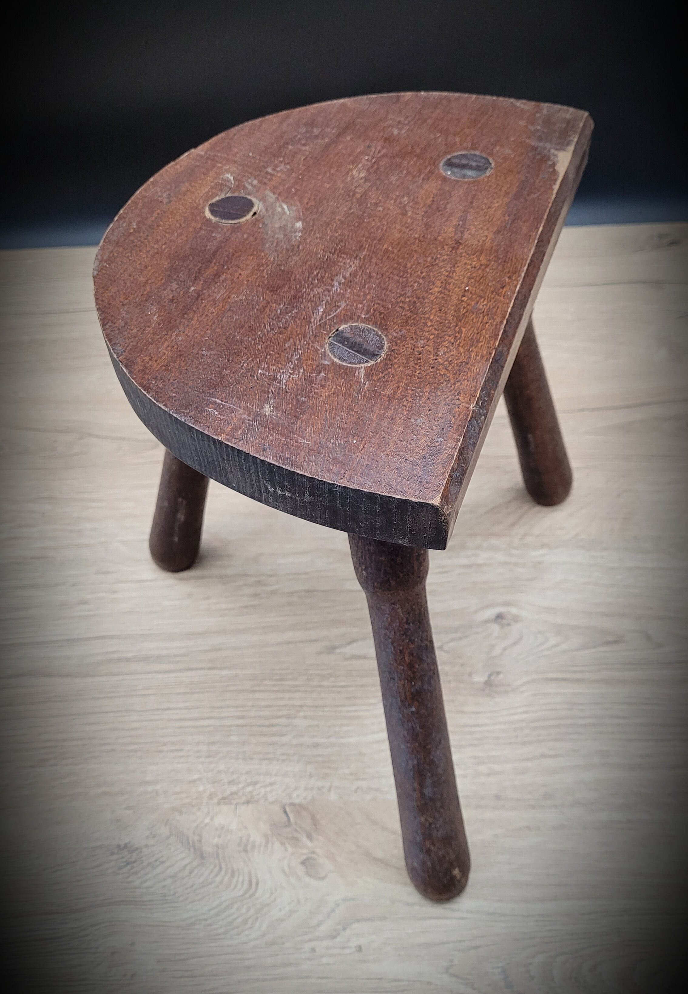 Half-round cowherd tripod stool