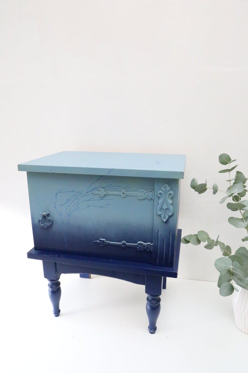 Meuble d'appoint, décoré par un artiste graffeur