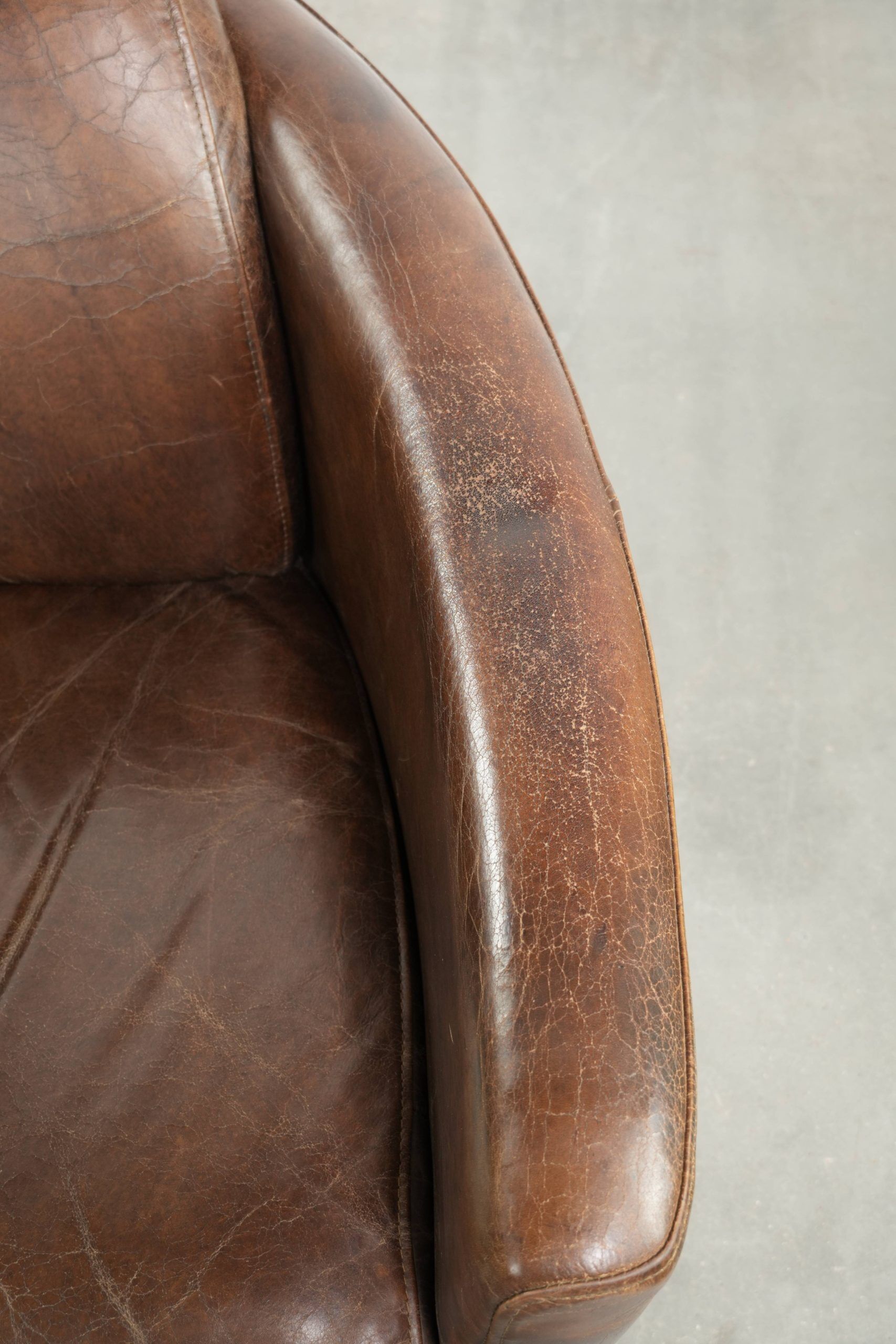Sturdy dark cognac brown cow leather Aviator design armchair