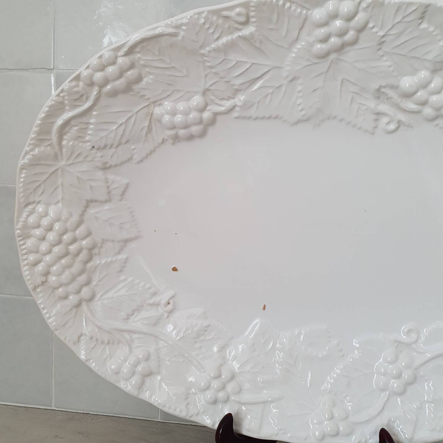 Large serving dish in white Barbotine