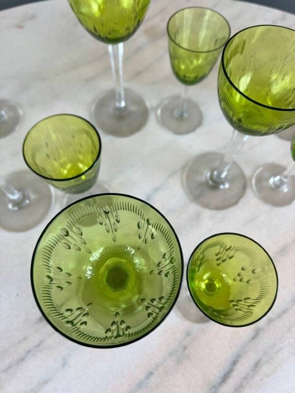 Service de verres anciens en cristal baccarat vert, xxe siècle