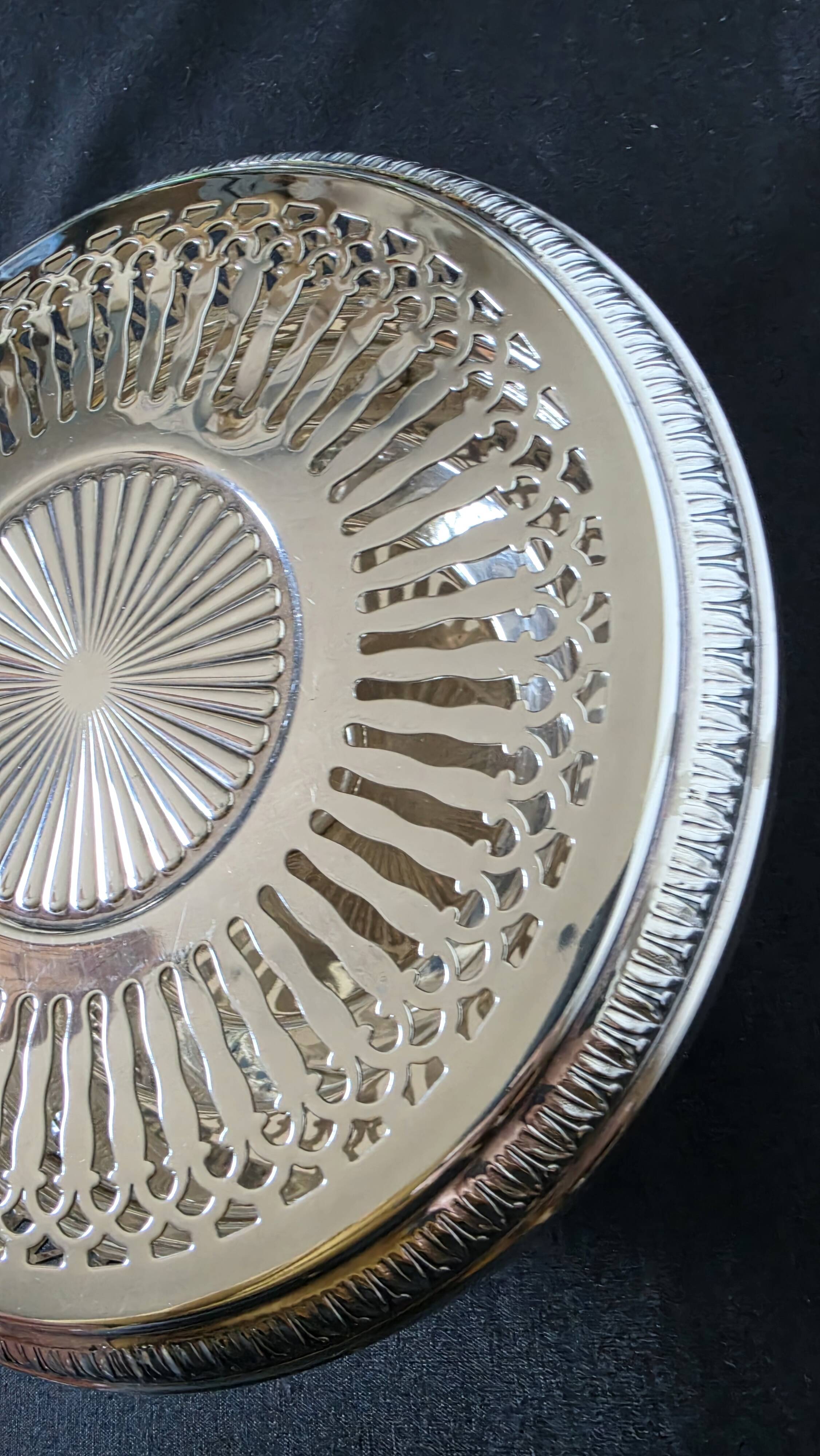 Élégant chauffe-plats ou chauffe-table vintage en métal argenté de style né