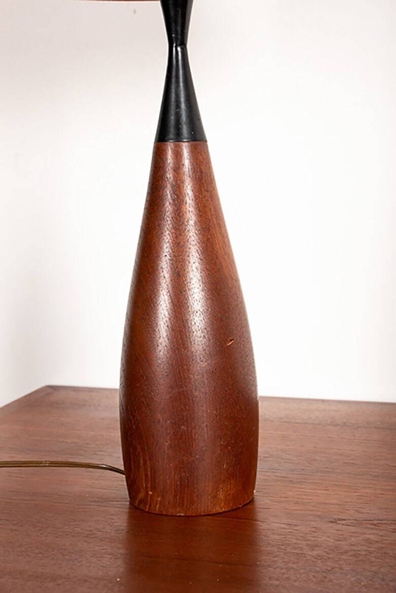 lampe de table Danoise, forme de quille, en teck et ébène par Fog & Morup.